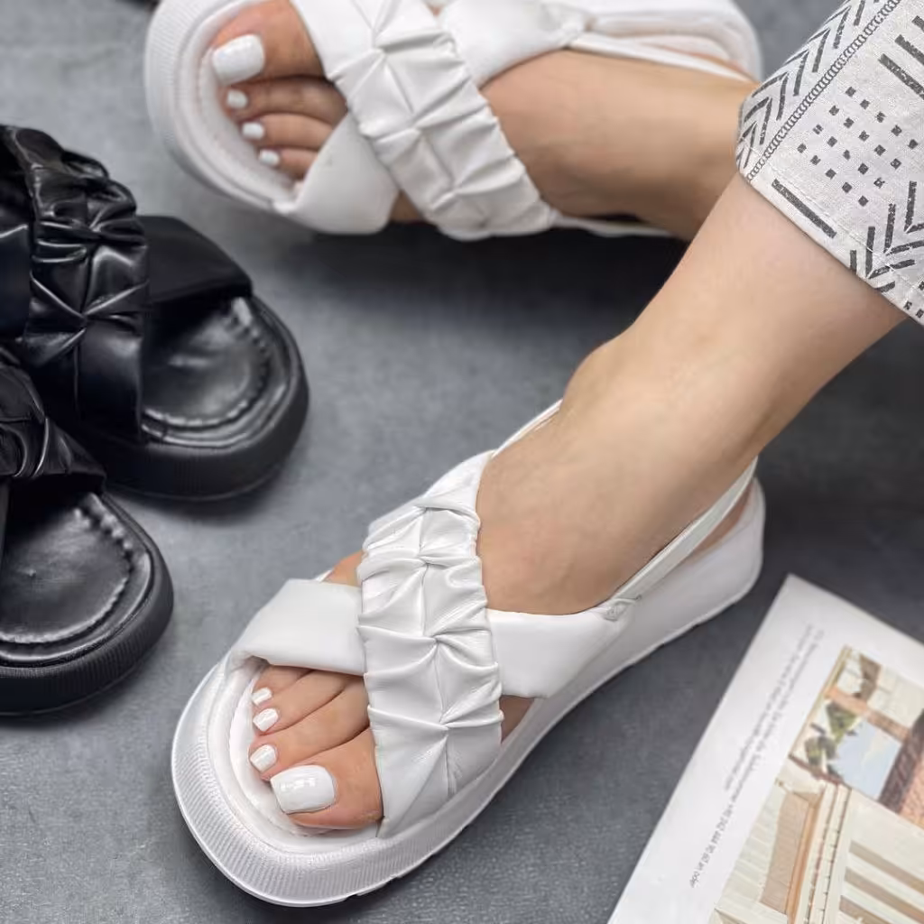 صندل زنانه در دو رنگ مشکی و سفید طرح چروک جنس چرم صنعتی زیره پیو