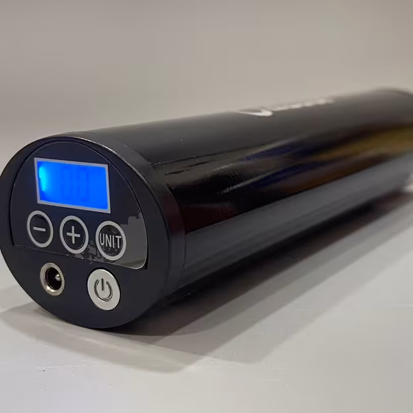 مینی پمپ باد شارژی خودرو برند asser کوچک و کم وزن قابل شارژ  با  برق خانگی و شارژر فندکی