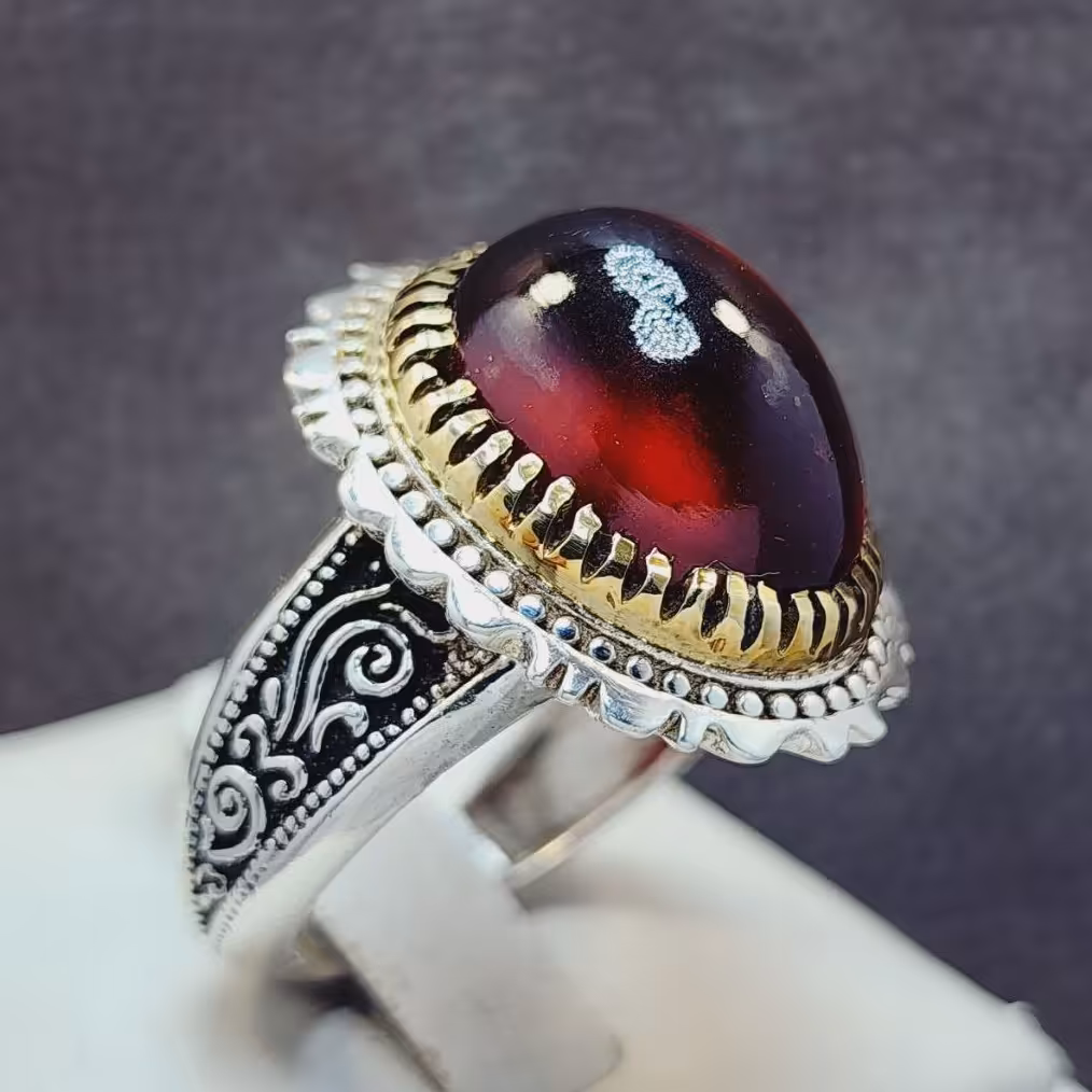 نگین گارنت اصل و معدنی با رکاب نقره زیبا مردانه با تاج طلایی اب طلا شده 