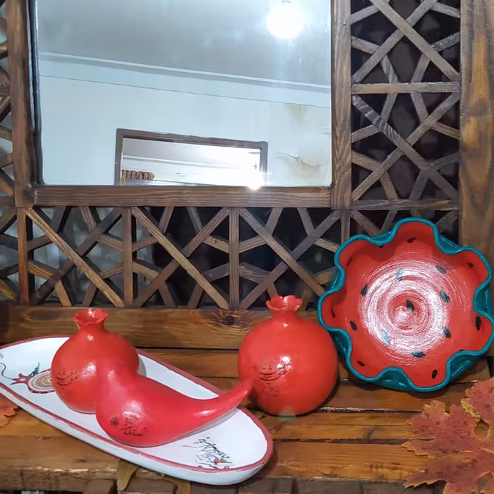 ست سفالی شب یلدا شامل شش تیکه  (انار ، جا شکلاتی ، پرنده ، شمعدان ، فانوس و رولت خوری  )میباشد لطفا ورق بزنید (پس کرایه)