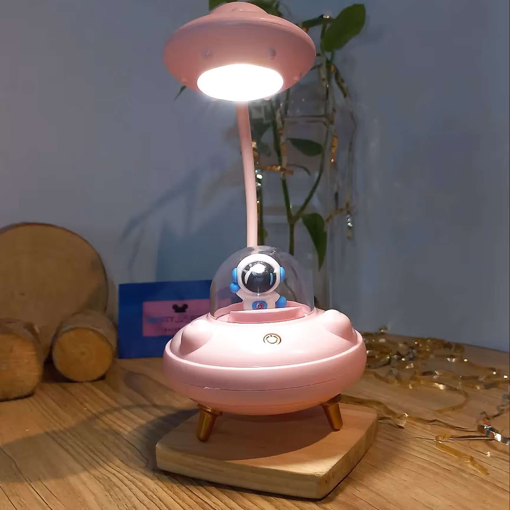 چراغ مطالعه سفینه فانتزی رنگ صورتی دارای رقص نور جا قلمی شارژی