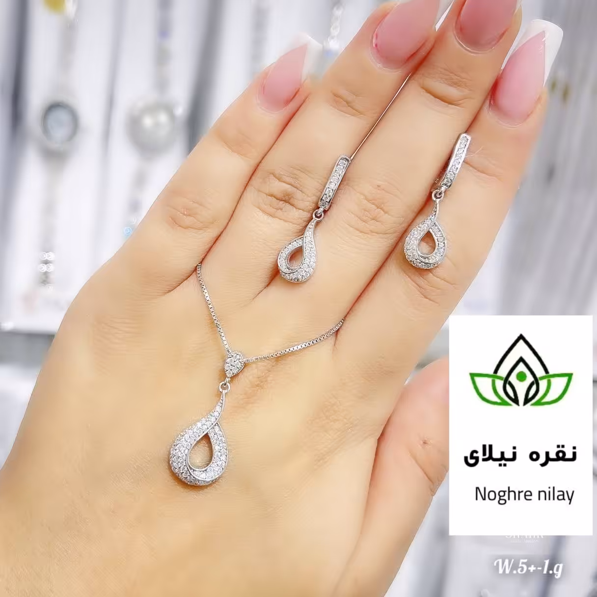 نیم ست نقره .با عیار 925و آبکاری طلا  رنگ ثابت تضمینی  مناسب برای شیک پسندها  و هدیه دارای فاکتور معتبر و ارسال رایگان 