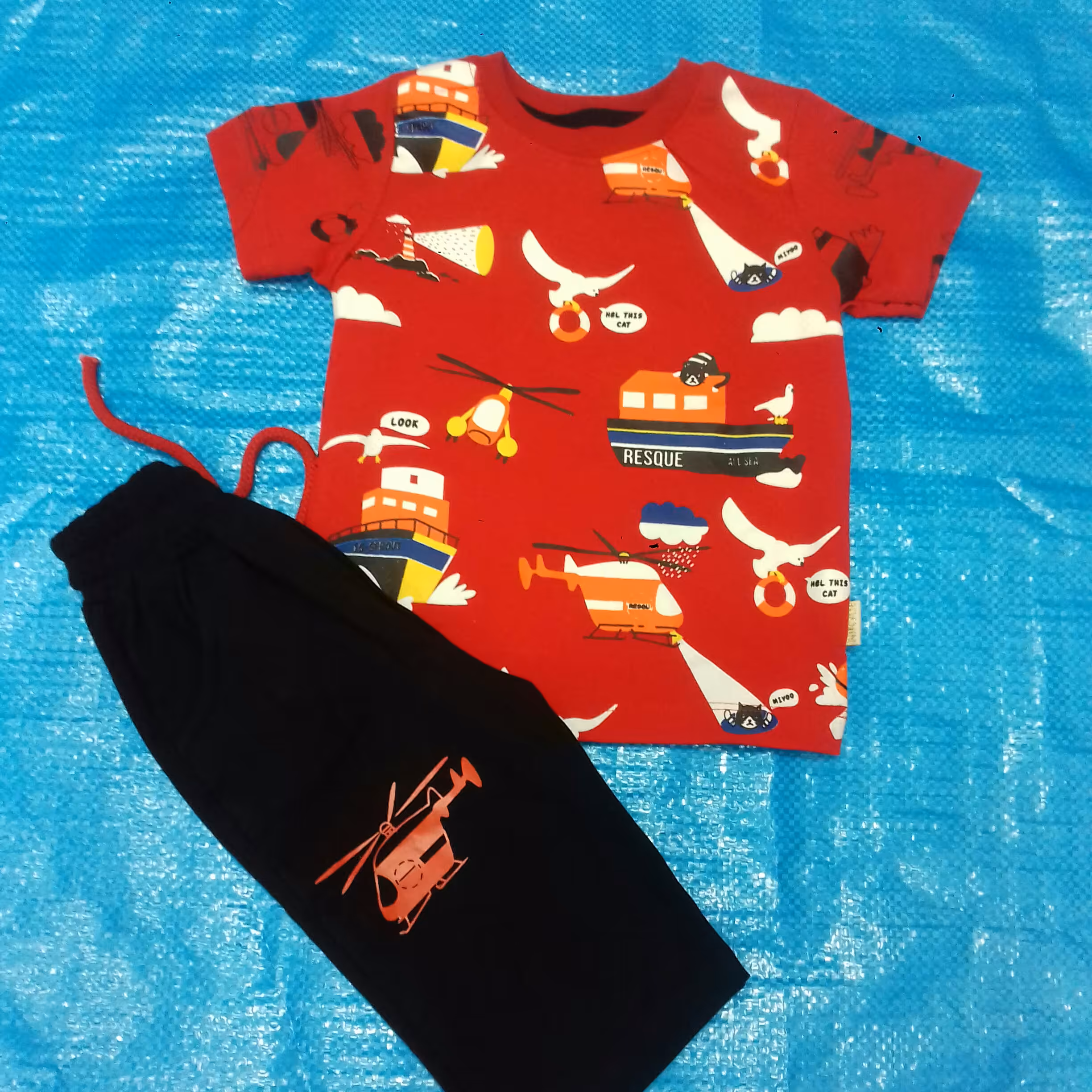 بلوز  شلوارک تمام چاپ پسرانه جنس نخ پنبه  در سایز بندی 40و45و50مناسب برای سن 4 سال تا 9سال رنگ بندی آبی سلز وقرمز 