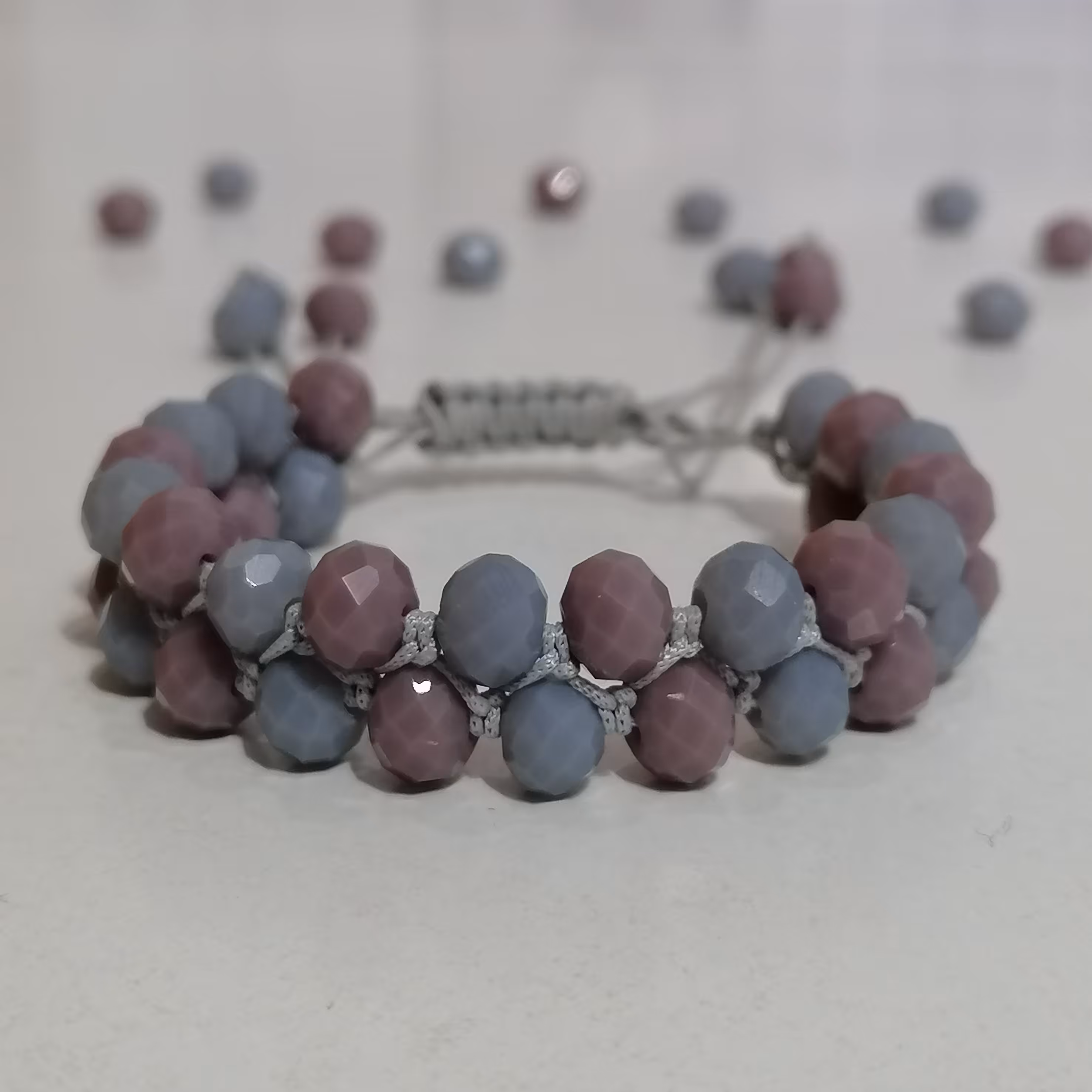 دستبند دو رنگ  مهره  کریستالی با بافت کشویی 