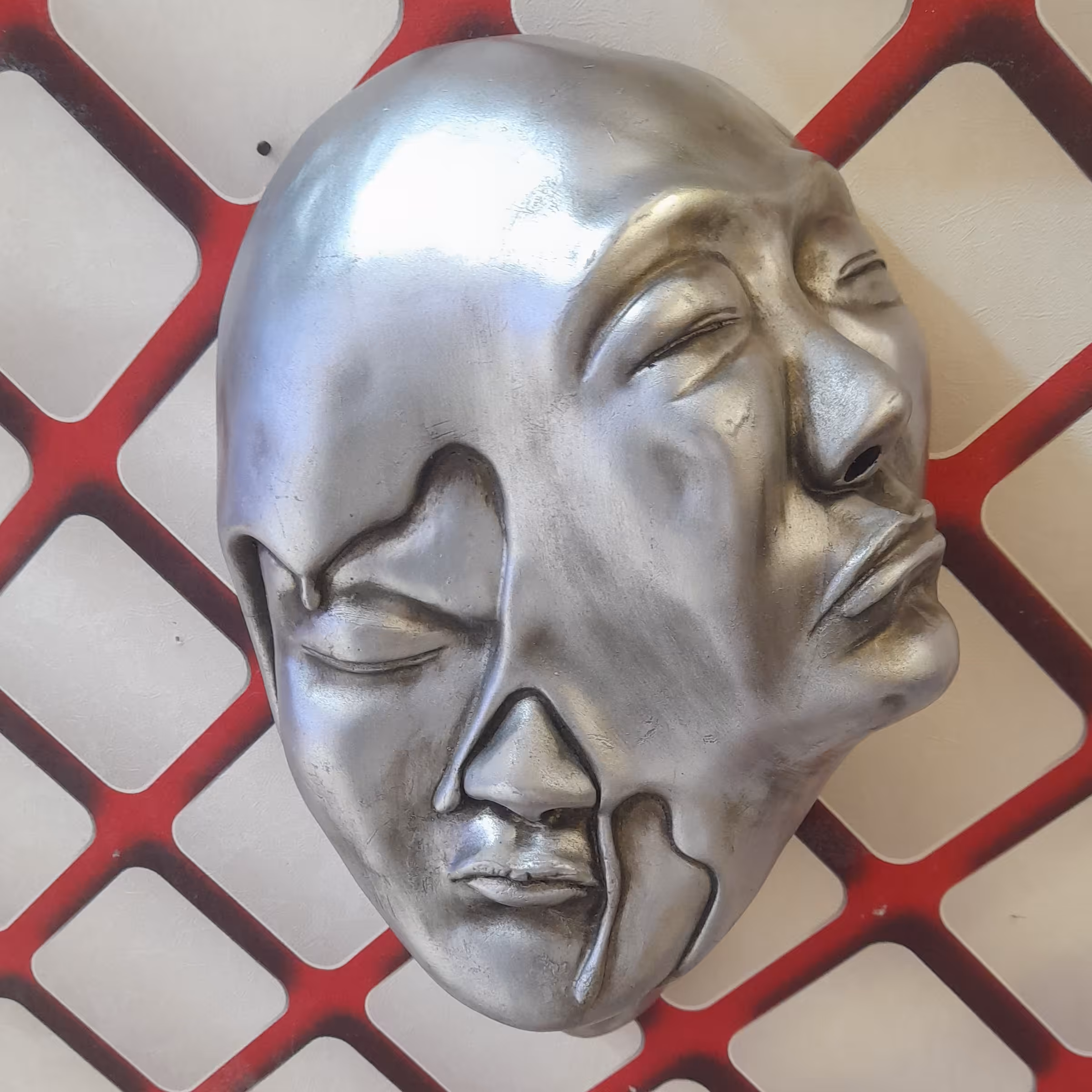 مجسمه دیوارکوب هنری رخ دوگانگی رنگ نقره ای