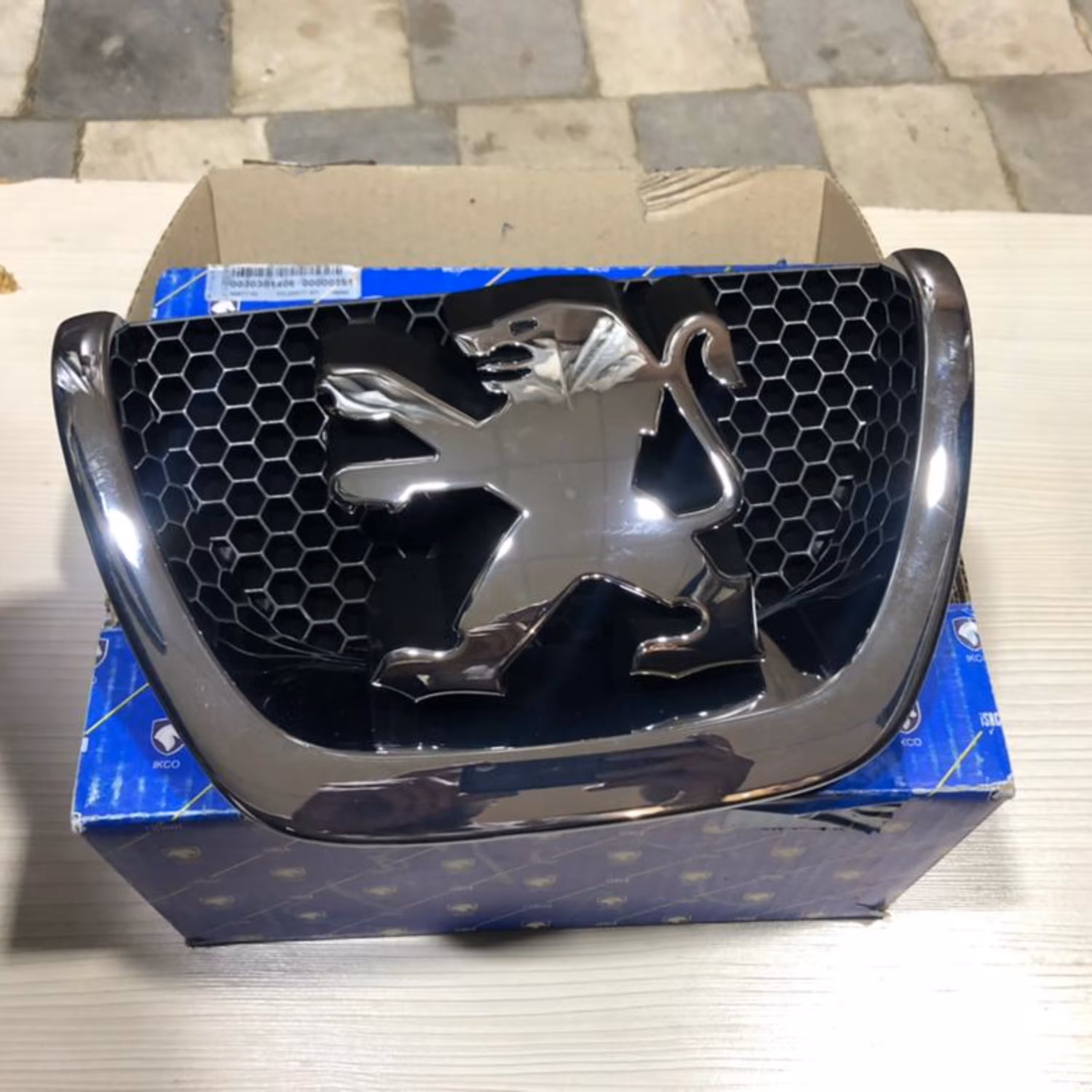 علامت شیر روی سپرجلو 207 فرانسه با لیبل ایساکو کد 0030301406