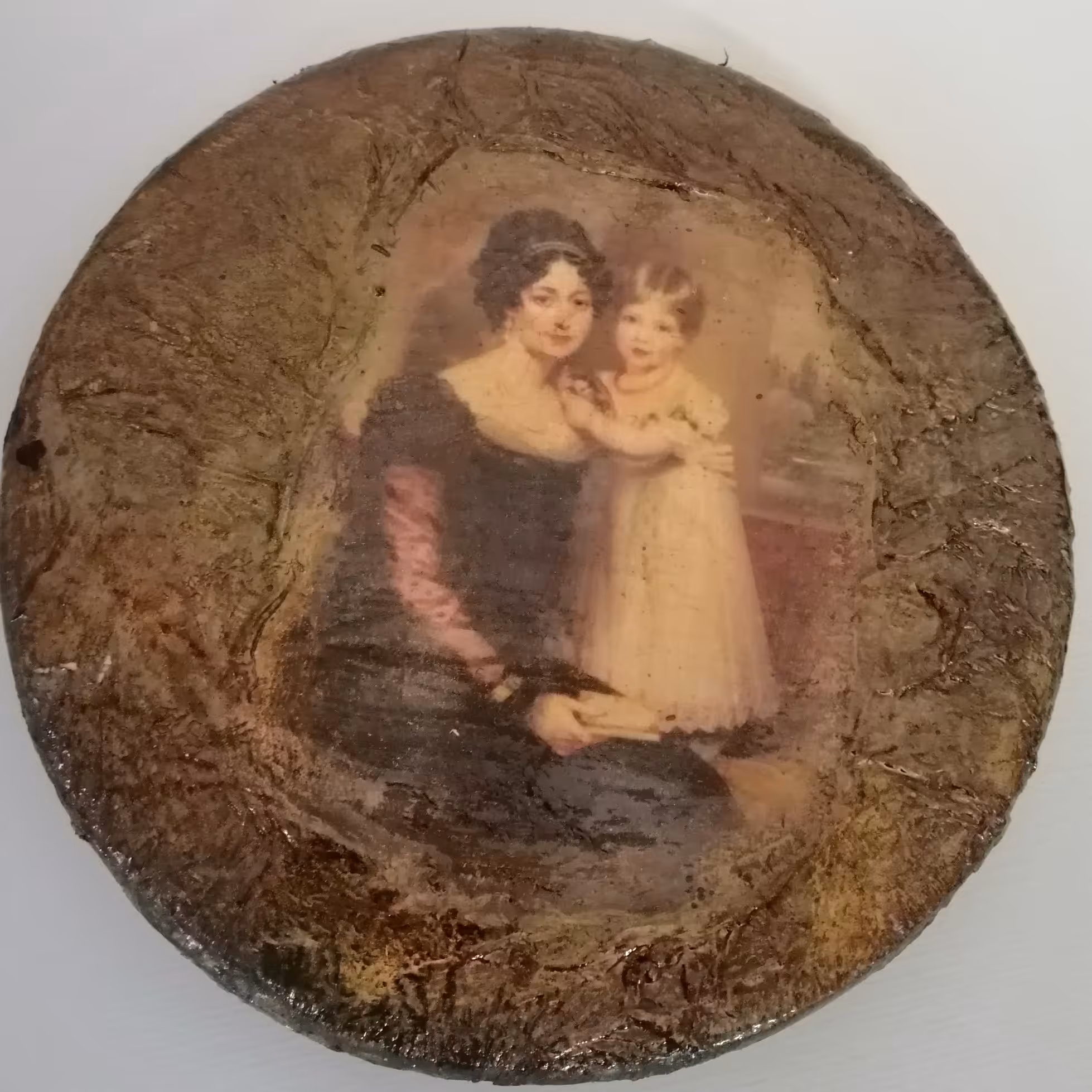 تابلو دکوراتیو عشق مادری قطر محصول 15سانت جنس بشقاب سفال موارد استفاده رومیزی 