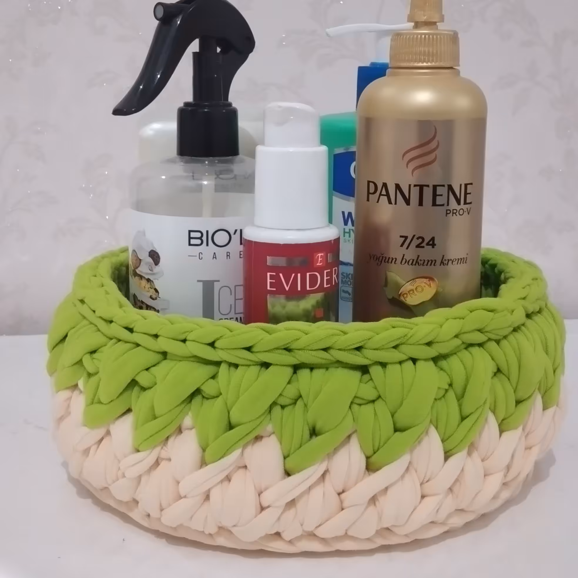 باکس تریکو رنگ شیری و سبز مناسب برای جای انواع گیره لوازم آرایشی و بهداشتی نظم دهنده ایی زیبا 