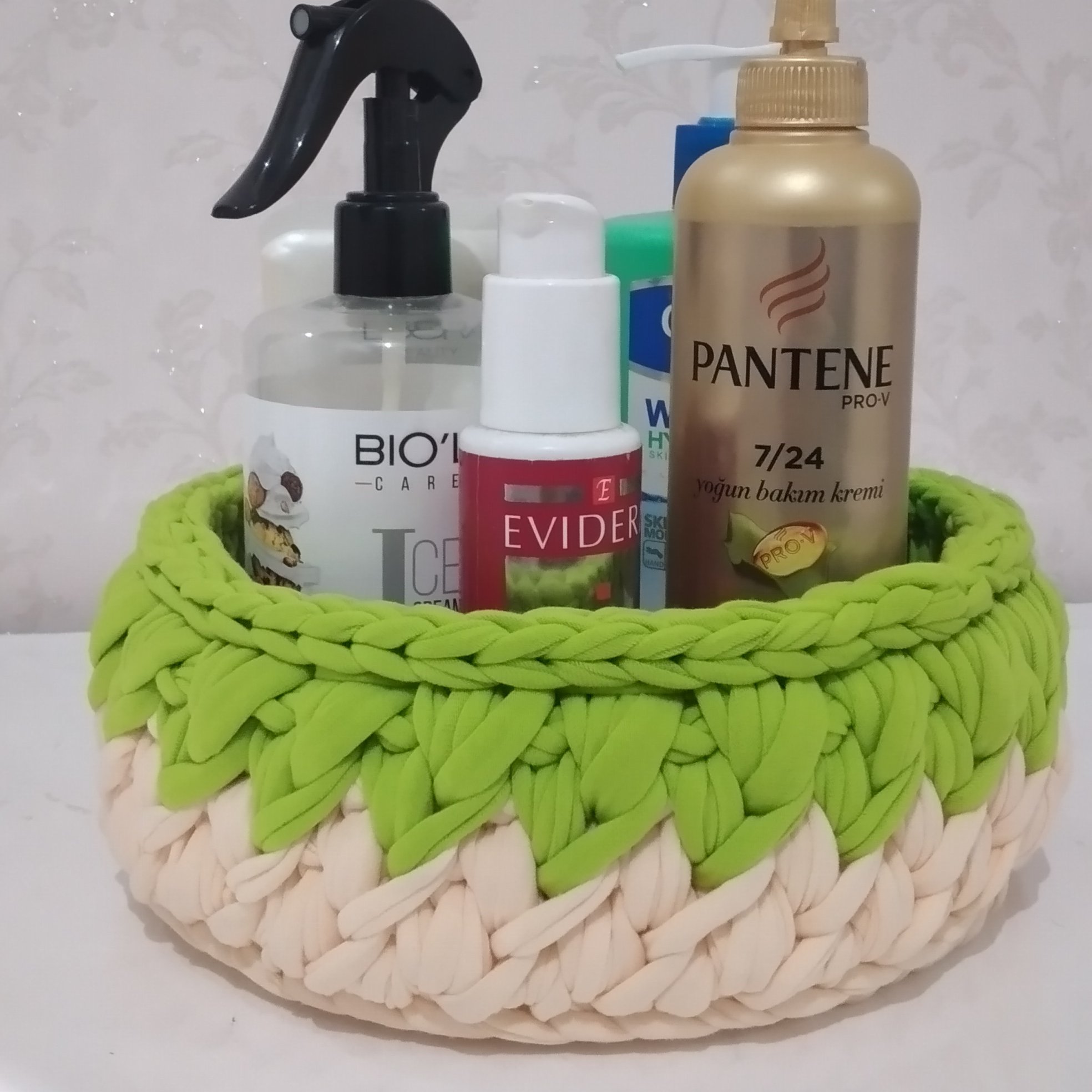 باکس تریکو رنگ شیری و سبز مناسب برای جای انواع گیره لوازم آرایشی و بهداشتی نظم دهنده ایی زیبا