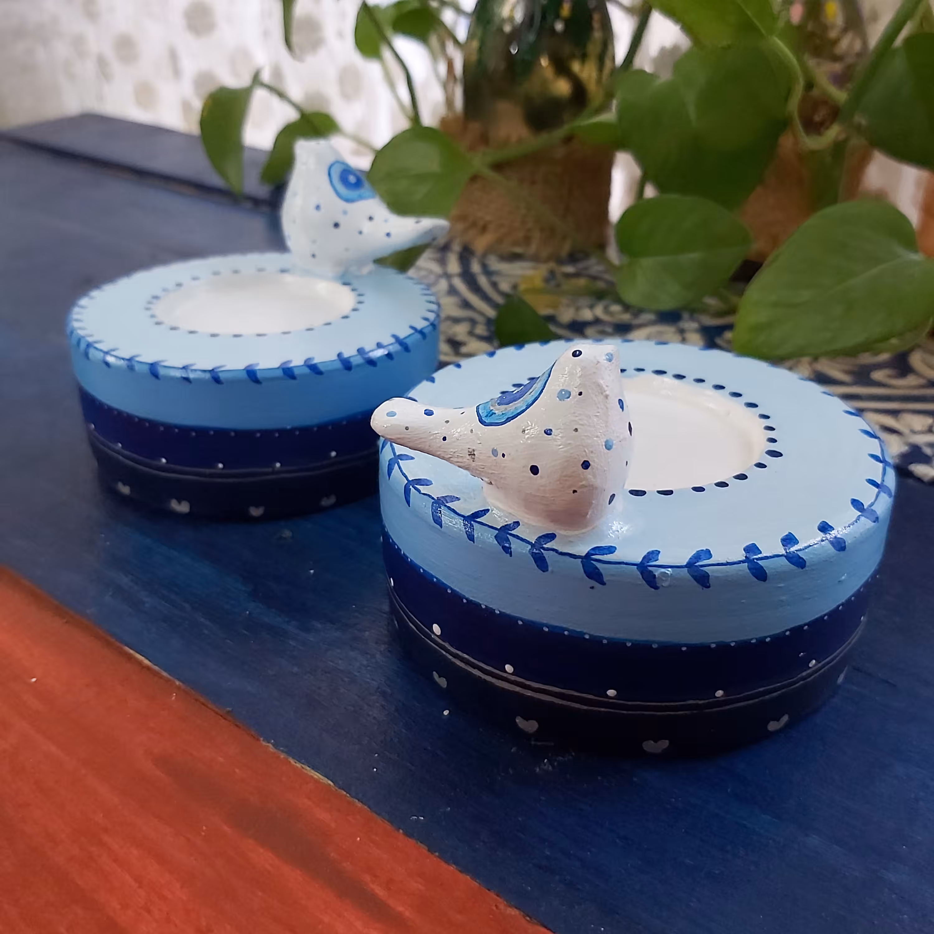 جاشمعی پرنده دار آبی ابعاد تقریبی 8در9 سانتیمتر طراحی شده با دست و رنگ اکریلیک قابل شستشو با اسکاج نرم