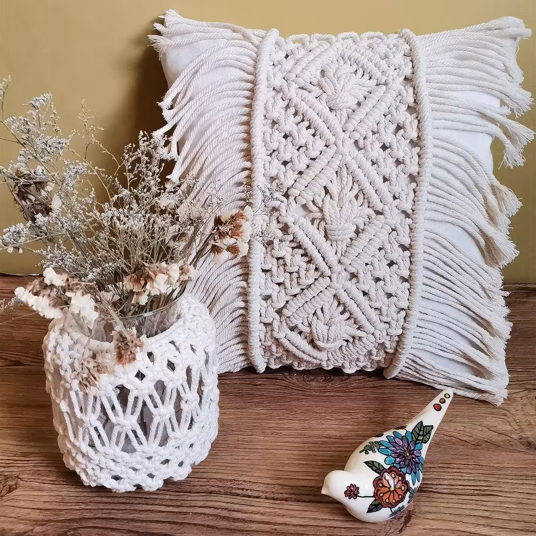 کوسن مکرومه سایز40در40بافته شده از نخ مکرومه تابیده جنس پارچه کوسن متقال پنبه درجه یک  پر شده از الیاف ویسکوز درجه یک