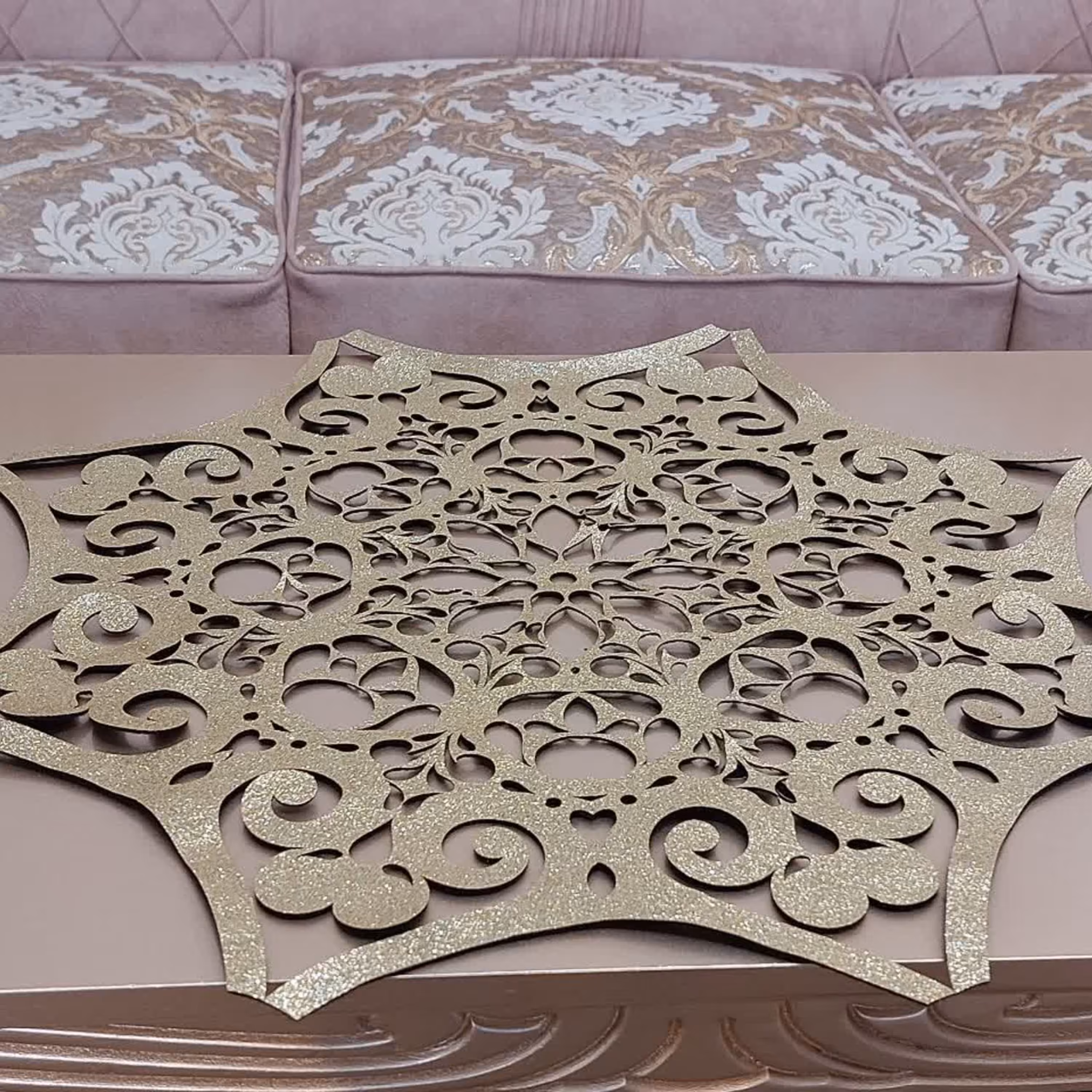 رومیزی و دو عدد عسلی چرم اکلیلی طلایی 