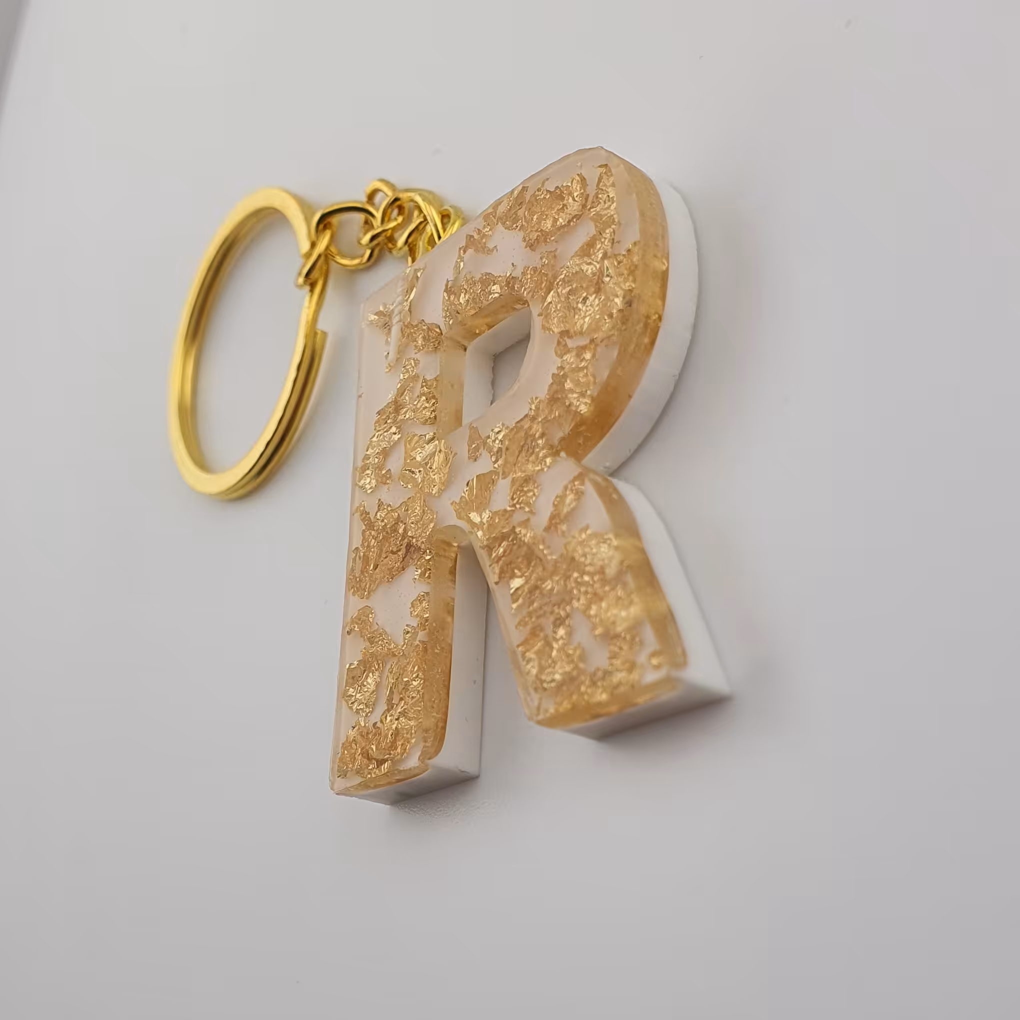 جاکلیدی رزینی حروف انگلیسی حرف R  سفید و ورق طلایی  کد 001 