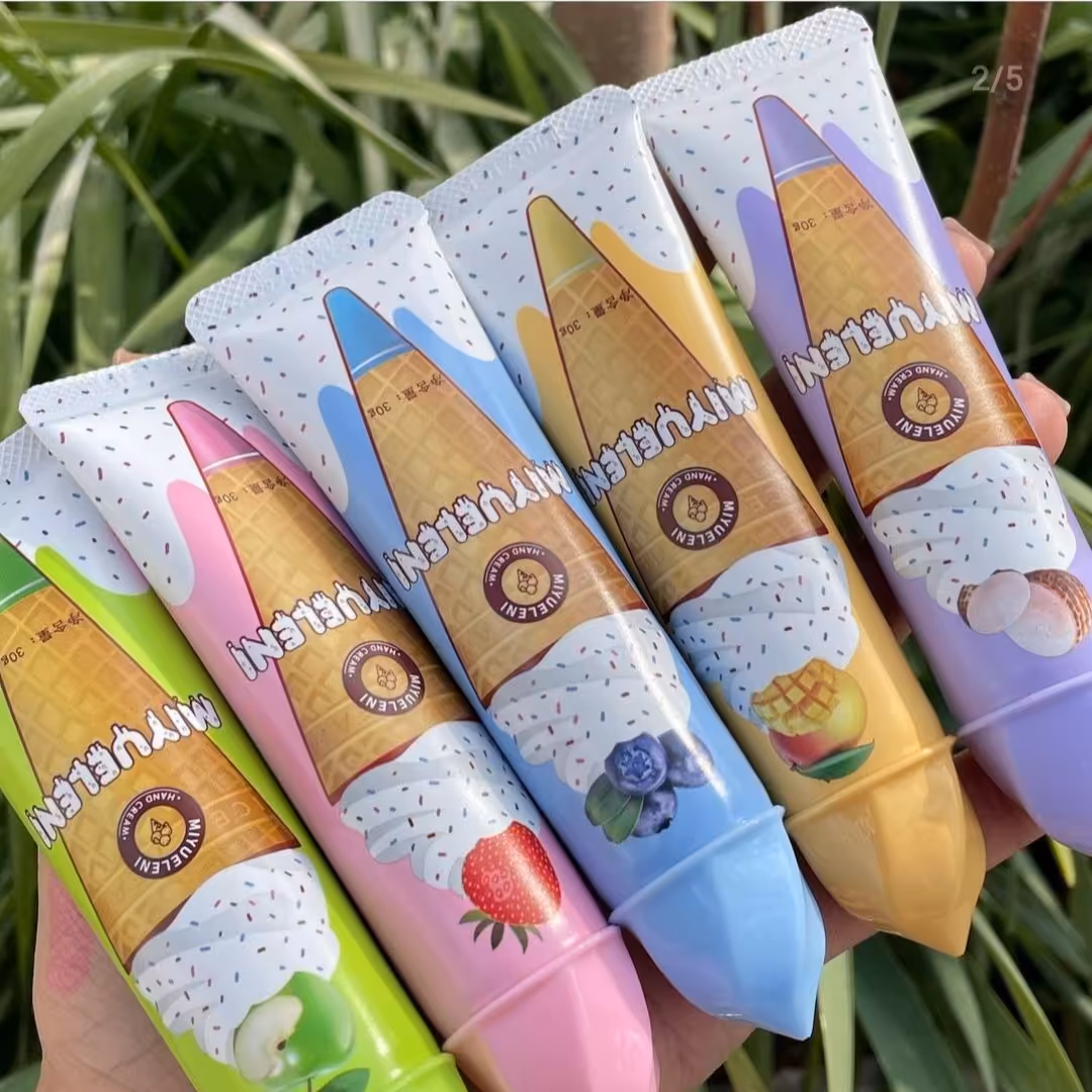 کرم نرم کننده دست میوه ای با بافت سبک 30گرمی