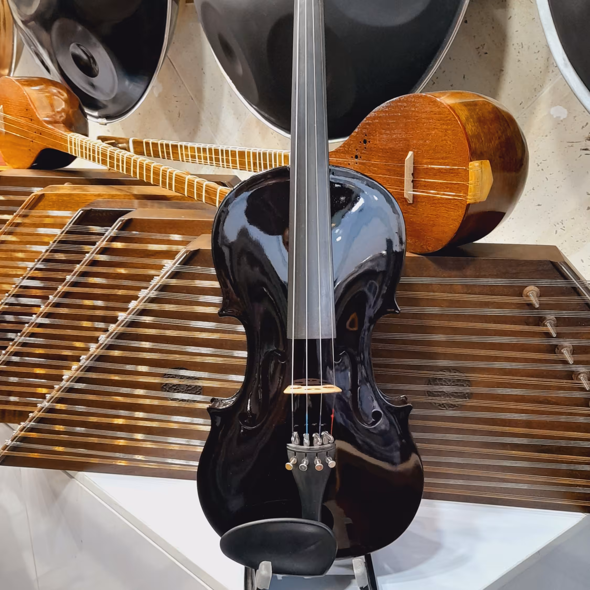 ویولن پیکولی به همراه هاردکیس