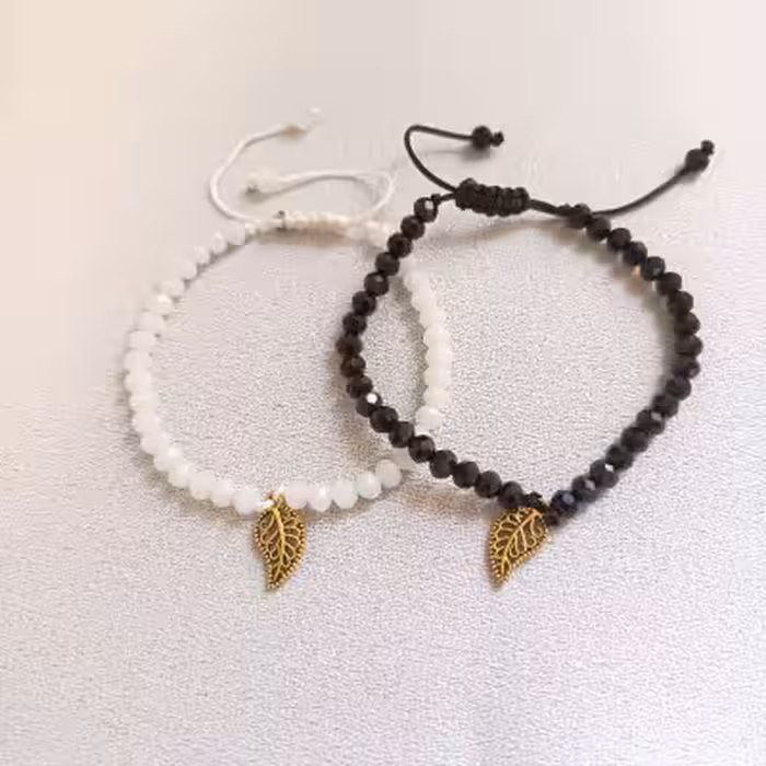 ست دستبند سفید و مشکی کریستالی با خرجکار برگ طلایی