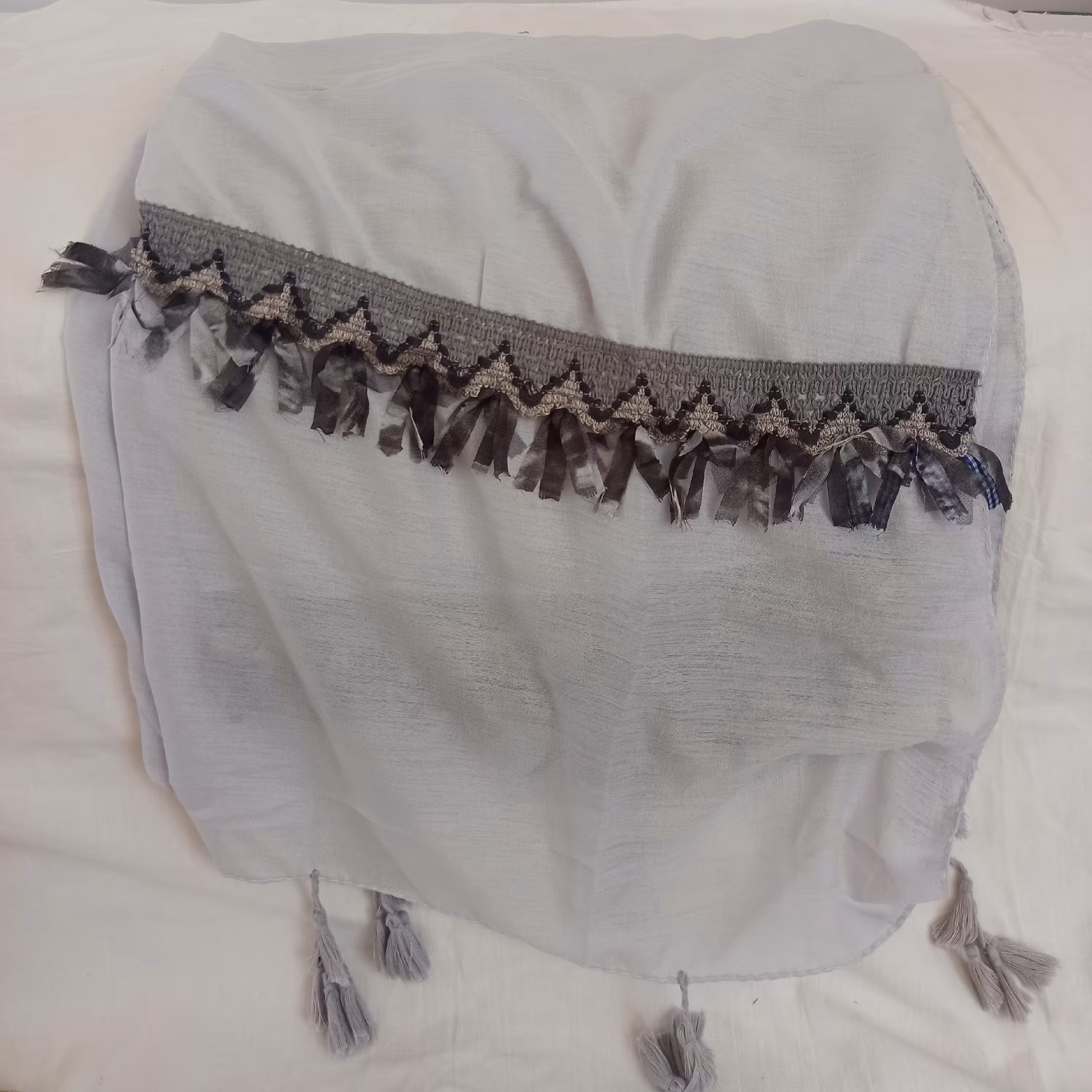 شال حاشیه دار نواردوزی شده