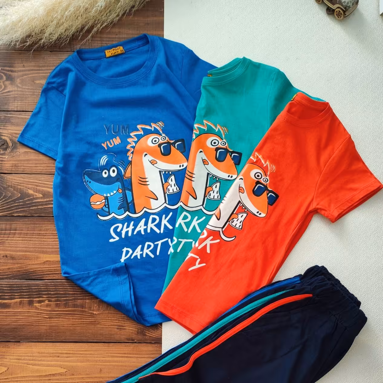 ست تیشرت و شلوارک اسپورت شیک و زیبا مناسب حدود سنی 4 تا 8 سال رنگبندی متنوع و جذاب جنس پنبه لاکرا یکرو 