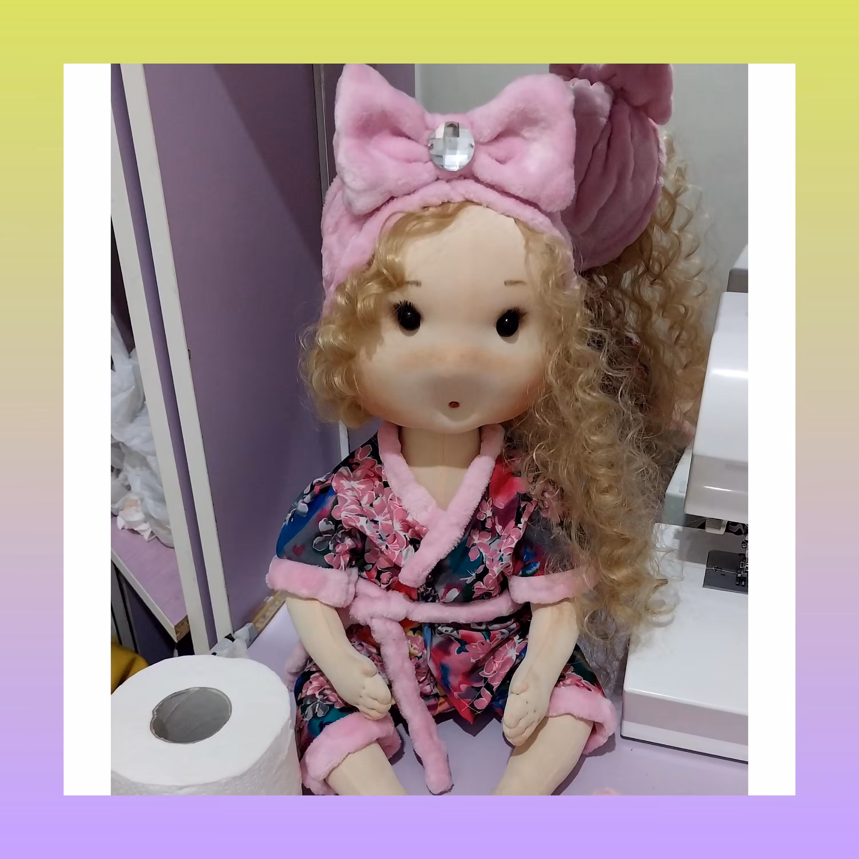 عروسک مهربون سایز 62سانت نگهدارنده ی دستمال رولی مناسب جهیزیه و سرویس آشپزخانه  سرچرخشی دست وپا متحرک و مفتول گذاری شده 