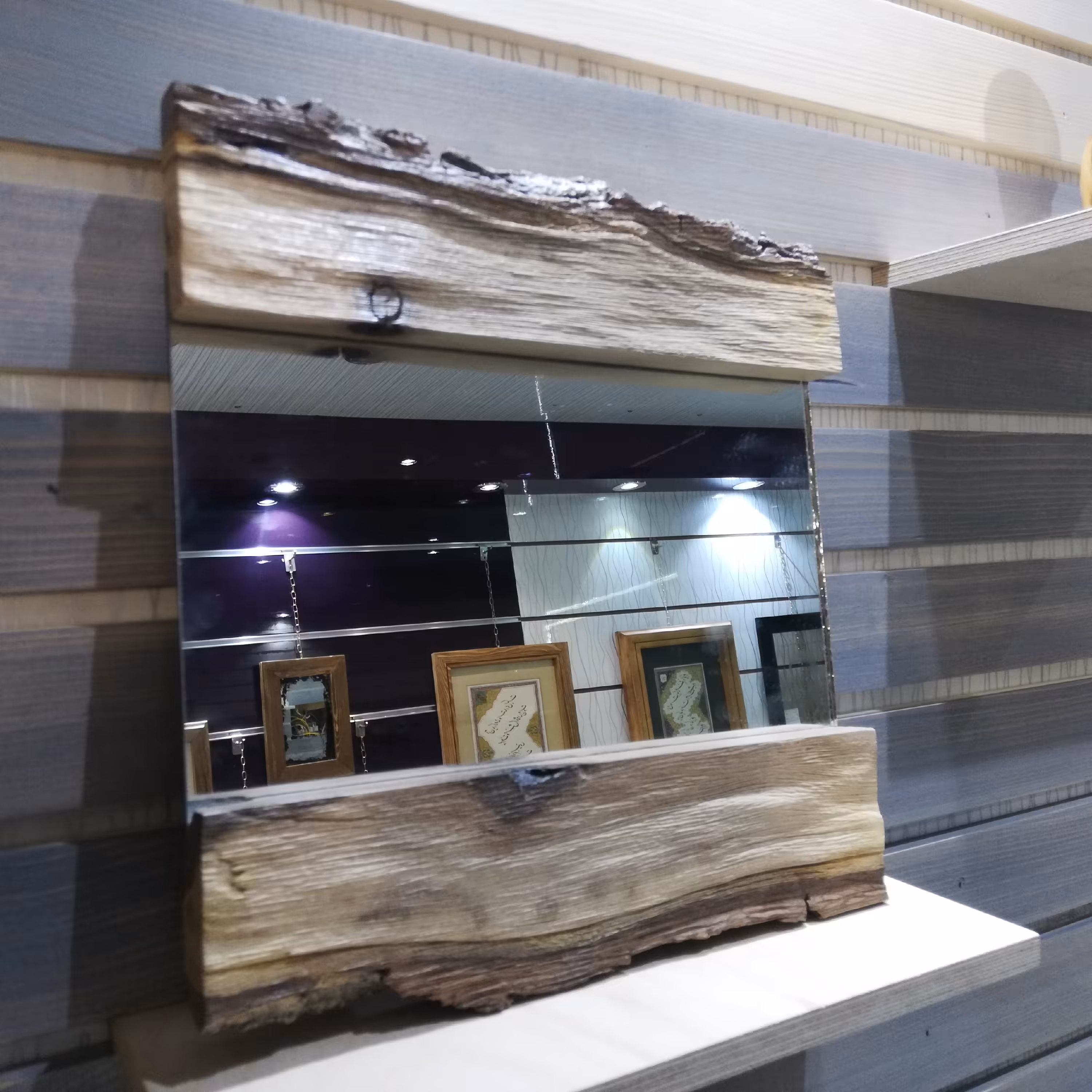 آیینه با قاب چوب گردو