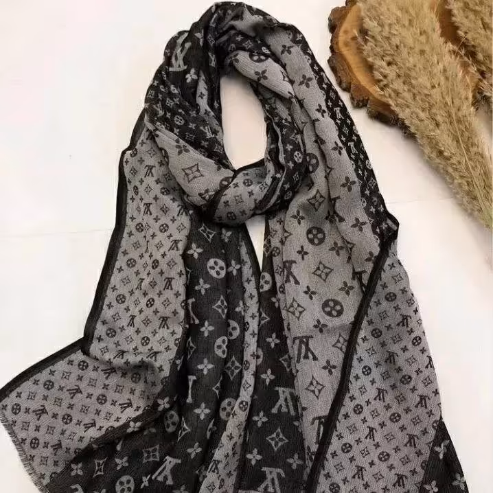 شال طرح ال وی ؛ کیفیت عالی ؛ جنس کار نخی ؛  رنگ ترکیب طوسی و مشکی 