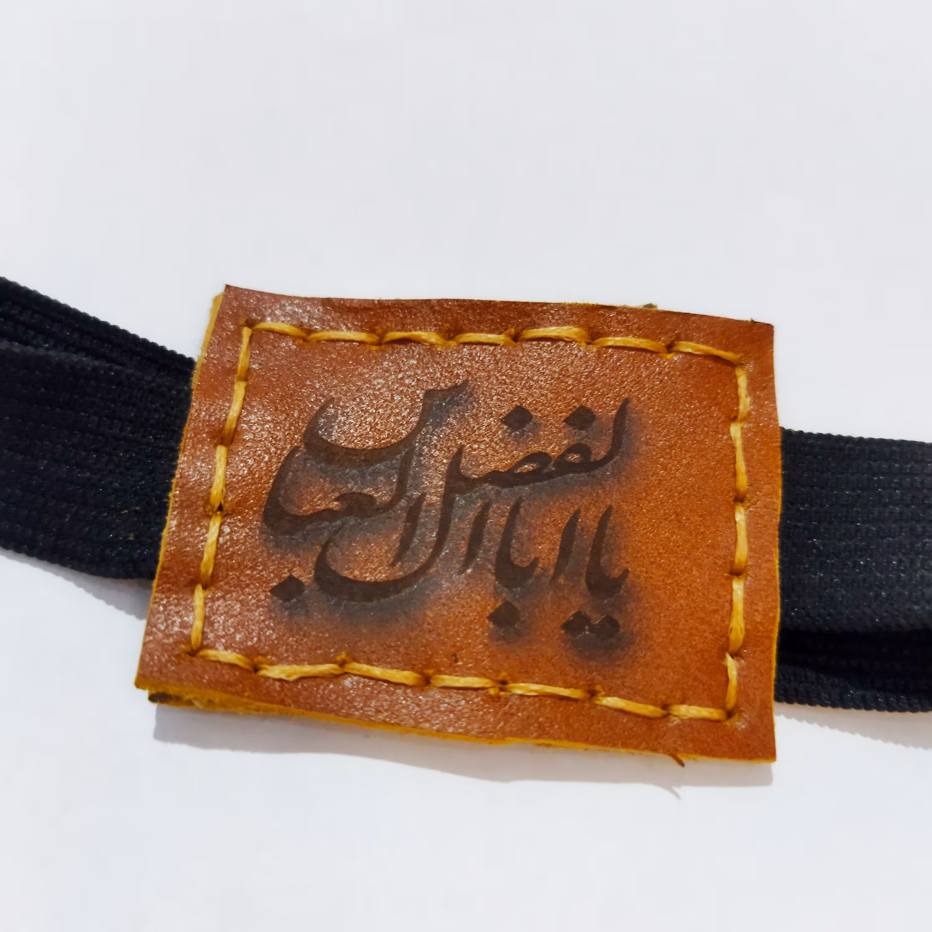 بازوبند چرم طبیعی دست دوز حکاکی شده همراه با جای حرز و یک حرز به عنوان هدیه