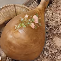 سه تار کاسه یک تکه تهیه شده از چوب گردو و توت  با کیفیت صدای بسیار عالی و طراحی روی چوب 