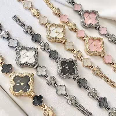 ساعت مچی زنانه مدل ونکلیف