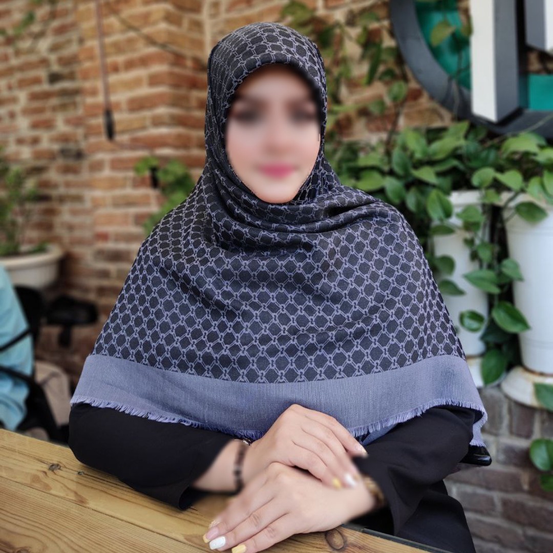 روسری دورو لمه دار وارداتی نخ ابریشم ژاکارد قواره 140 رنگ ذغالی آبی طرح گوچی