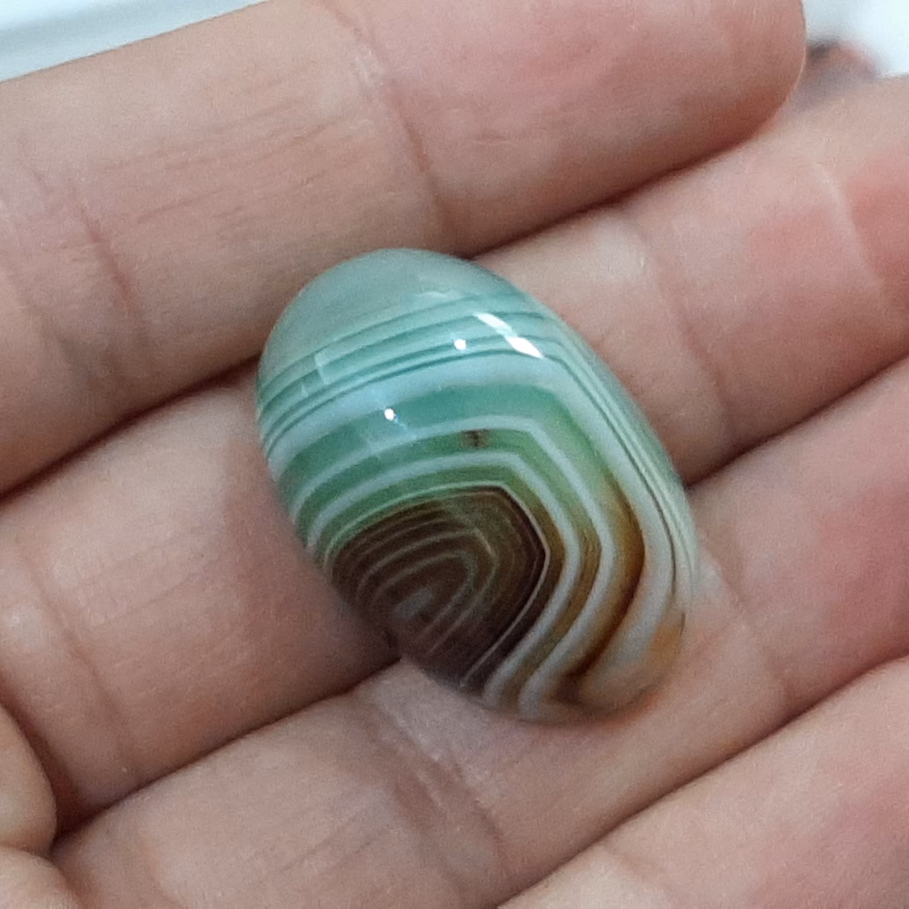 سنگ عقیق سبز سه پوست معدنی مناسب انگشتر و گردن آویز بسیار خاص و زیبا 