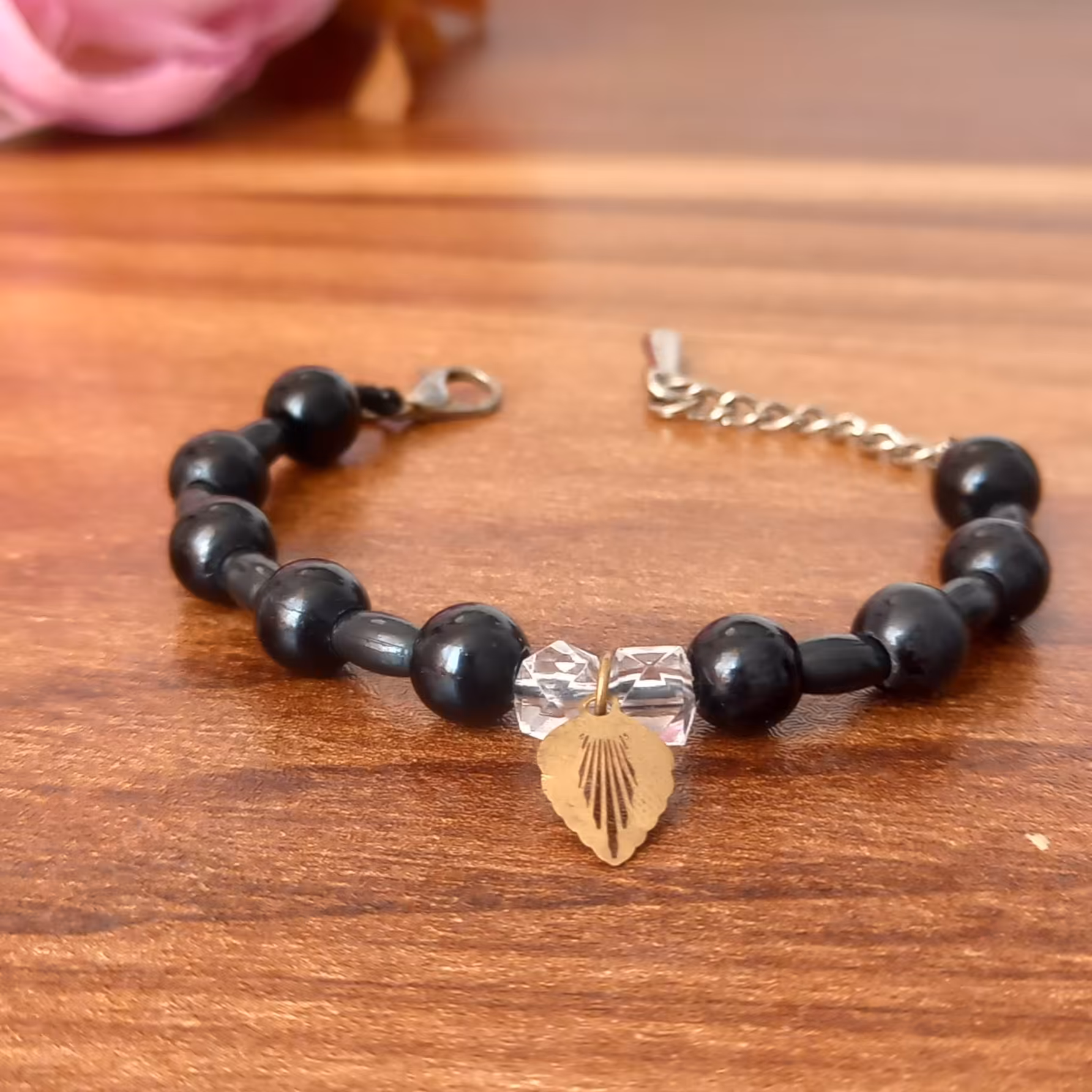 دستبند مهرهای مشکی 