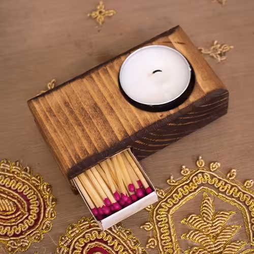 جاشمعی چوبی با جای کبریت همراه با شمع و کبریت