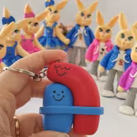 سرکلیدی آغوش ساخته شده با خمیر پلیمری نشکن و قابل شستشو مناسب برای هدیه و استفاده شخصی 