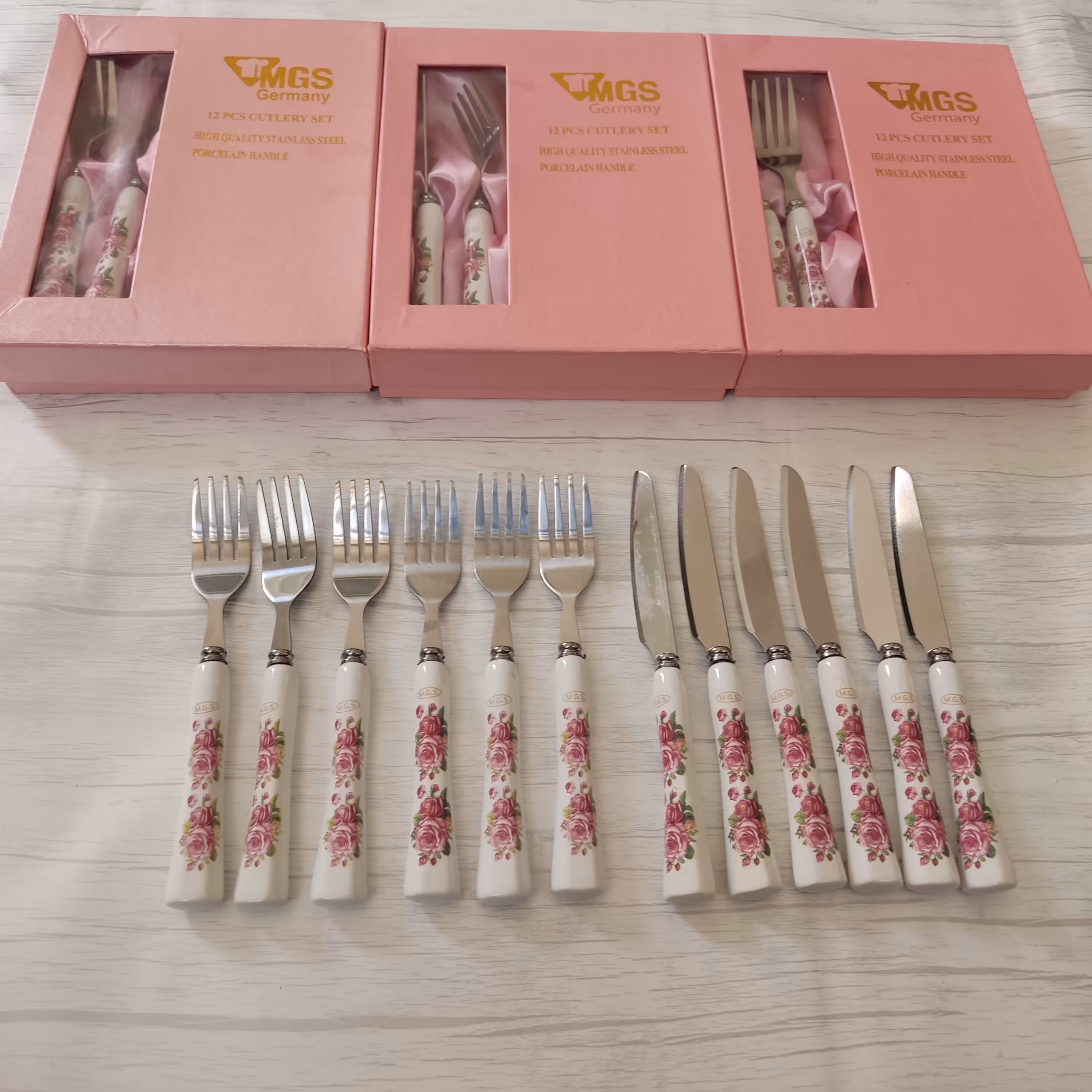 کارد و چنگال سرامیکی12 عددی مارک ام جی اس(MGS)آلمانی6Germanyعدد چنگال و6 عدد کاردمیوه خوری رنگ صورتی.چاقو.دسته سرامیکی

