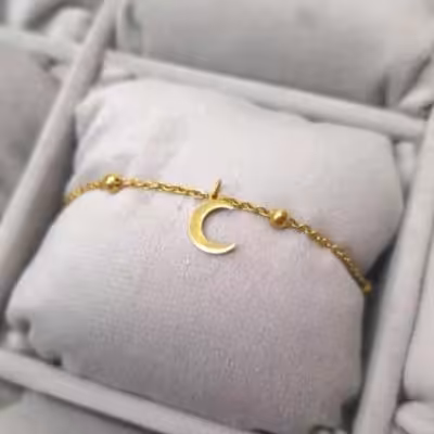 دستبند ظریف و جذاب با زنجیر توپی و اویز ماه