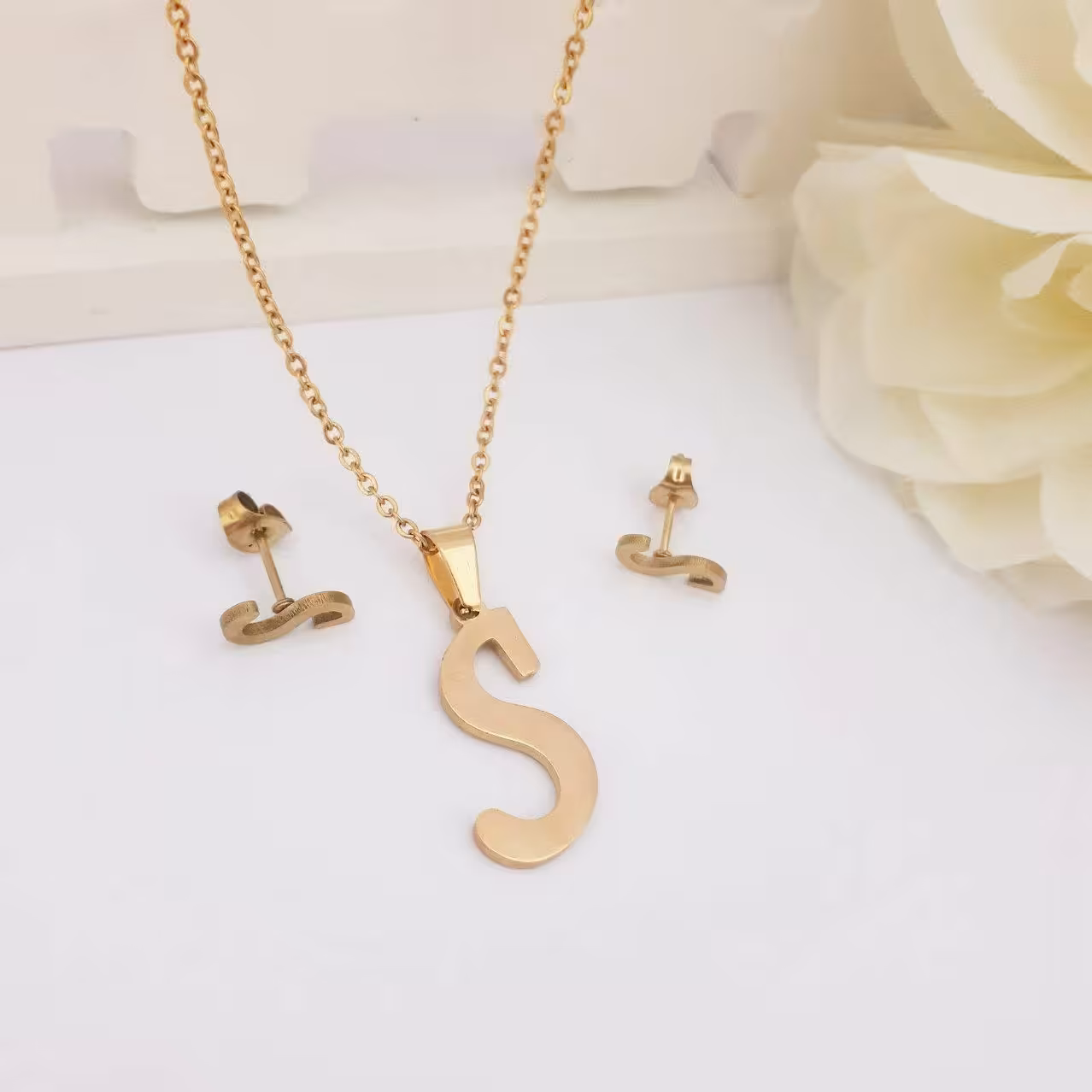 نیمست حرف S. کد5886 استاینلس استیل.آبکاری طلا.رنگ ثابت.ضدحساسیت