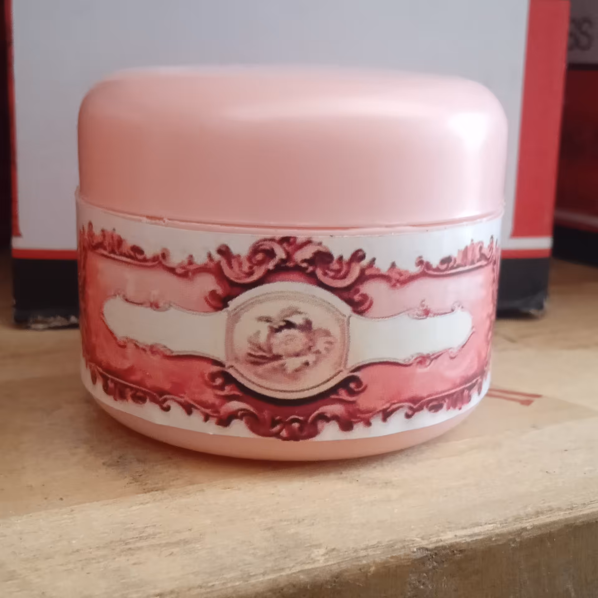 کرم سفید کننده شیر الاغ