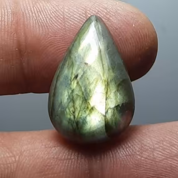 نگین لابرادوریت پرطاووسی ماداگاسکار  زیبا و معدنی 