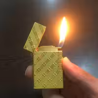 فندک گازی روکش طلا همراه با جعبه چوبی با امکان حک اسم 