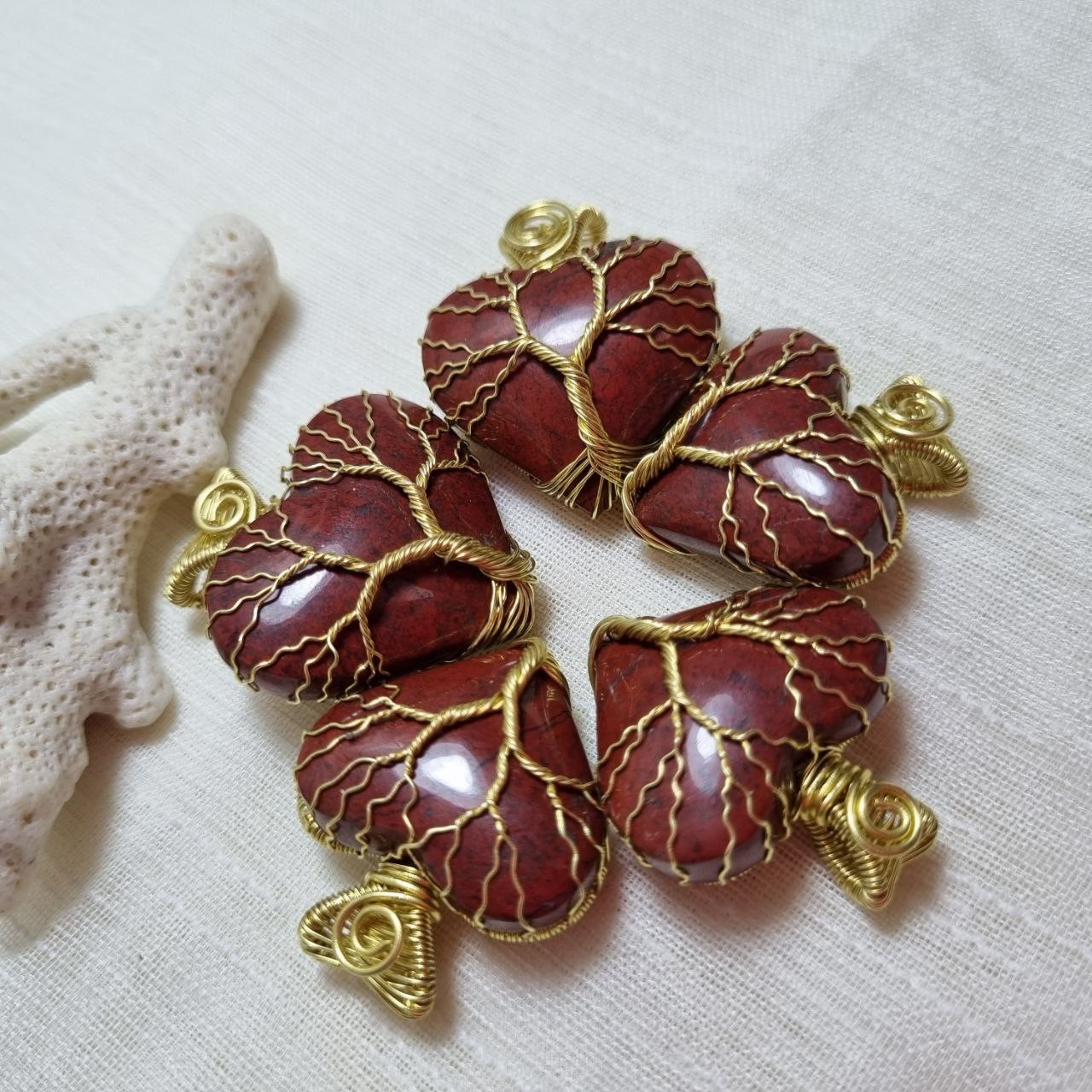 گردنبند درخت زندگی جاسپر قرمز تراش قلب متریال برنز  ظرافت و کیفیت ساخت درجه یک سایز بزرگ  همراه زنجیر استیل رنگ ثابت 