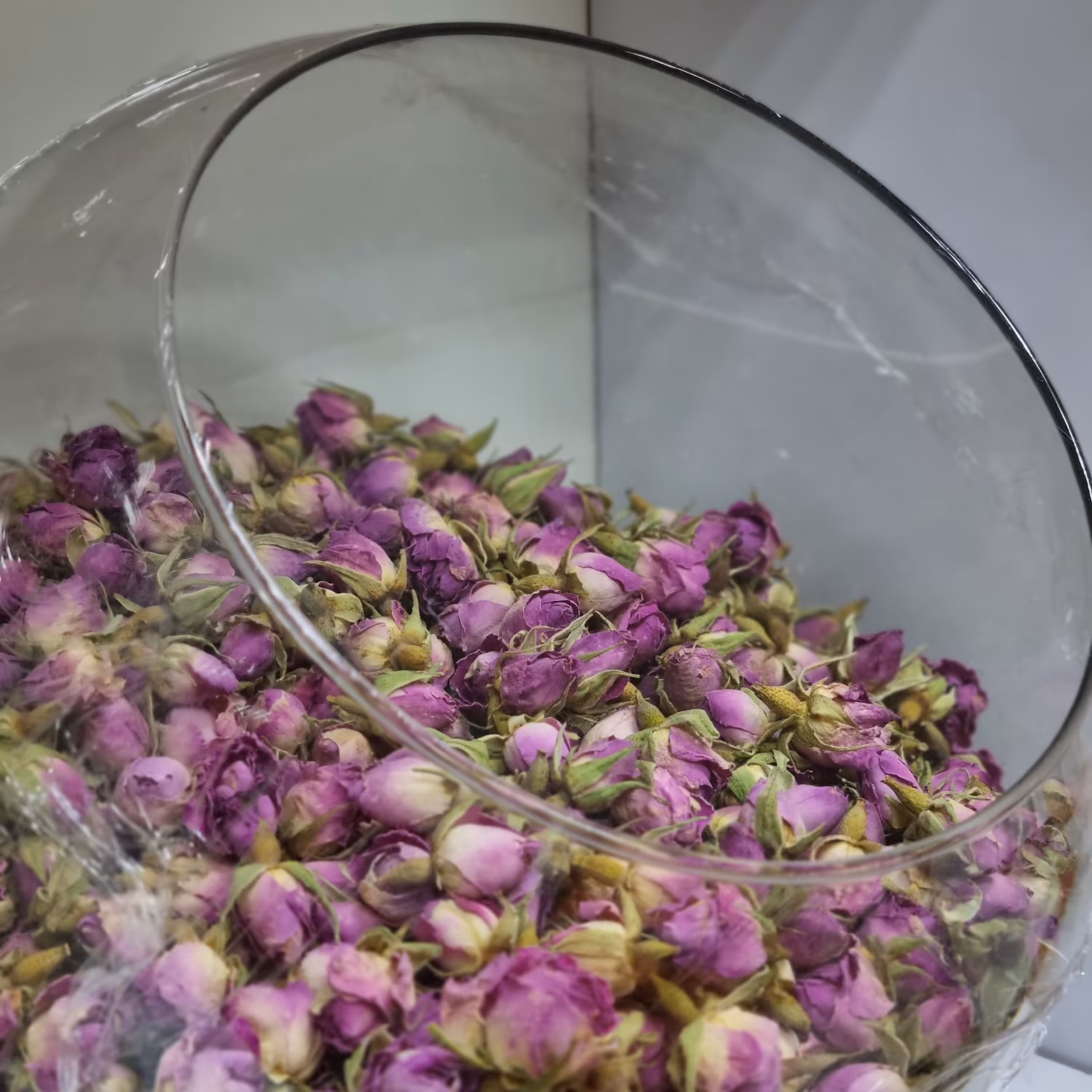 غنچه گل محمدی اعلا داراب تازه و با کیفیت بالا بصورت بسته بندی 100 گرمی