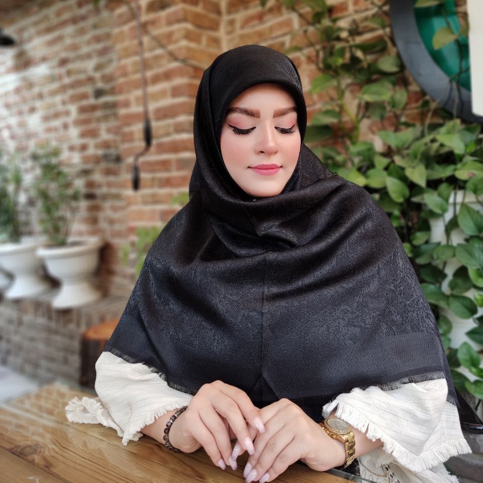 روسری محرم نخ ابریشم ژاکارد لمه دار وارداتی قواره 140 رنگ مشکی طرح پوست ماری ارسال رایگان