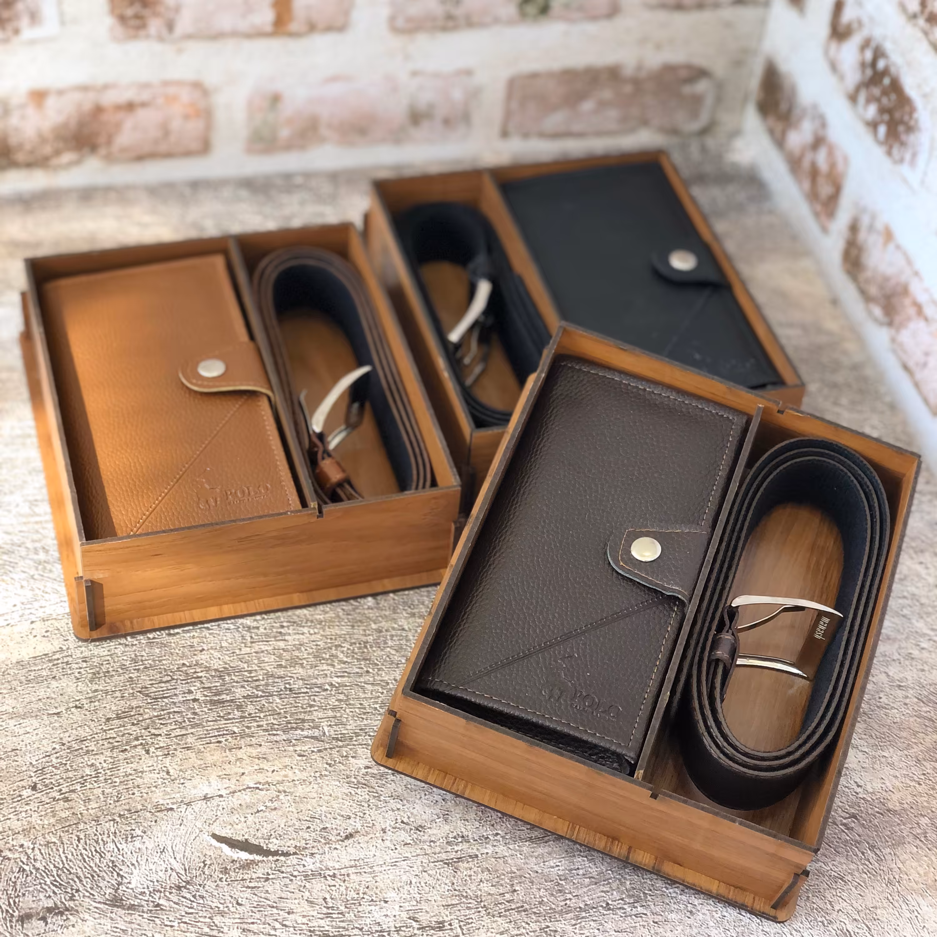 ست کادوئی کیف و کمربند چرم مصنوعی همراه با کیف و کمربند و جعبه چوبی شیک