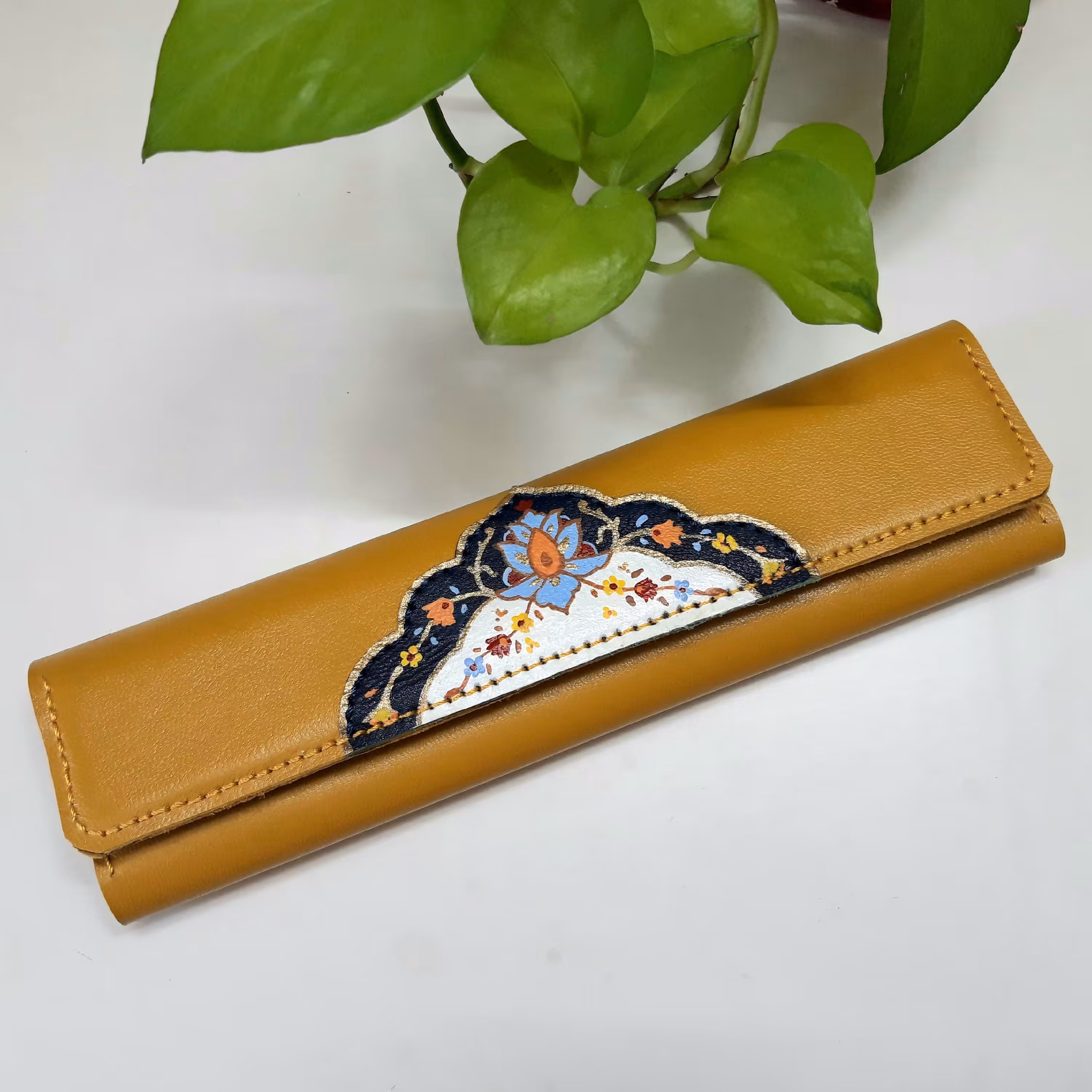 جعبه مضراب سنتور نقاشی  شده، چرم طبیعی، دارای جامضراب چوبی