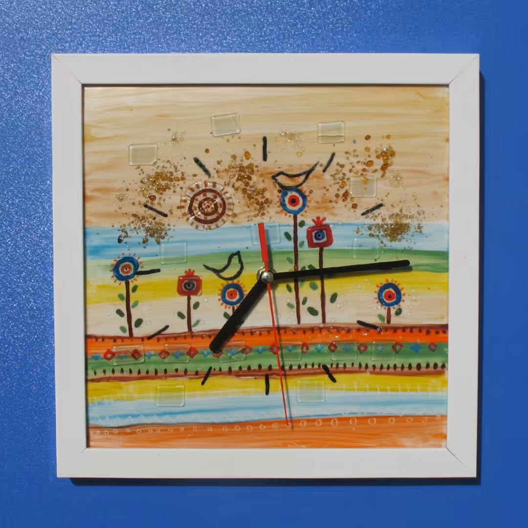 ساعت دیواری آمینا طرح گلیم( قاب سفید)