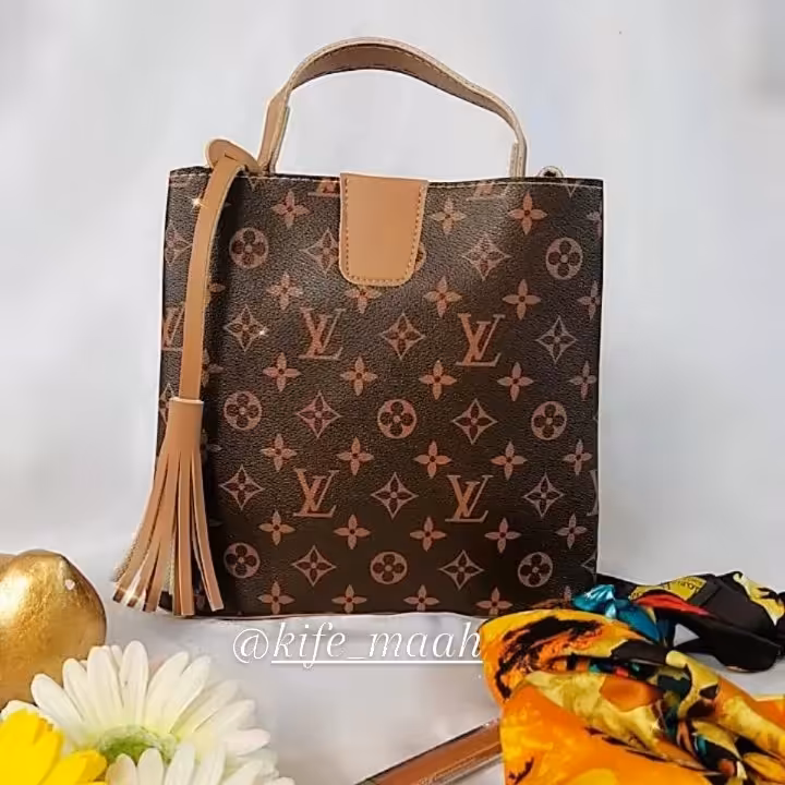 کیف دستی مدل ال وی. این کیف  دارای بند بلند و شامل سه قسمت مجزا می باشد.