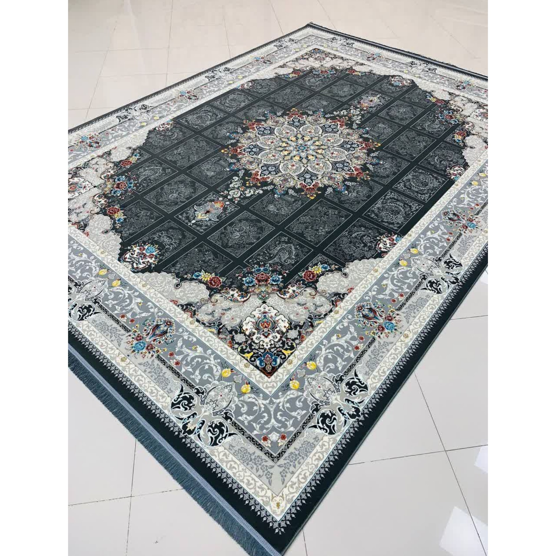 فرش ماشینی 700 شانه اصل تراکم 2550 طرح رومیسا زمینه دودی 12 متری جنس اکرولیک