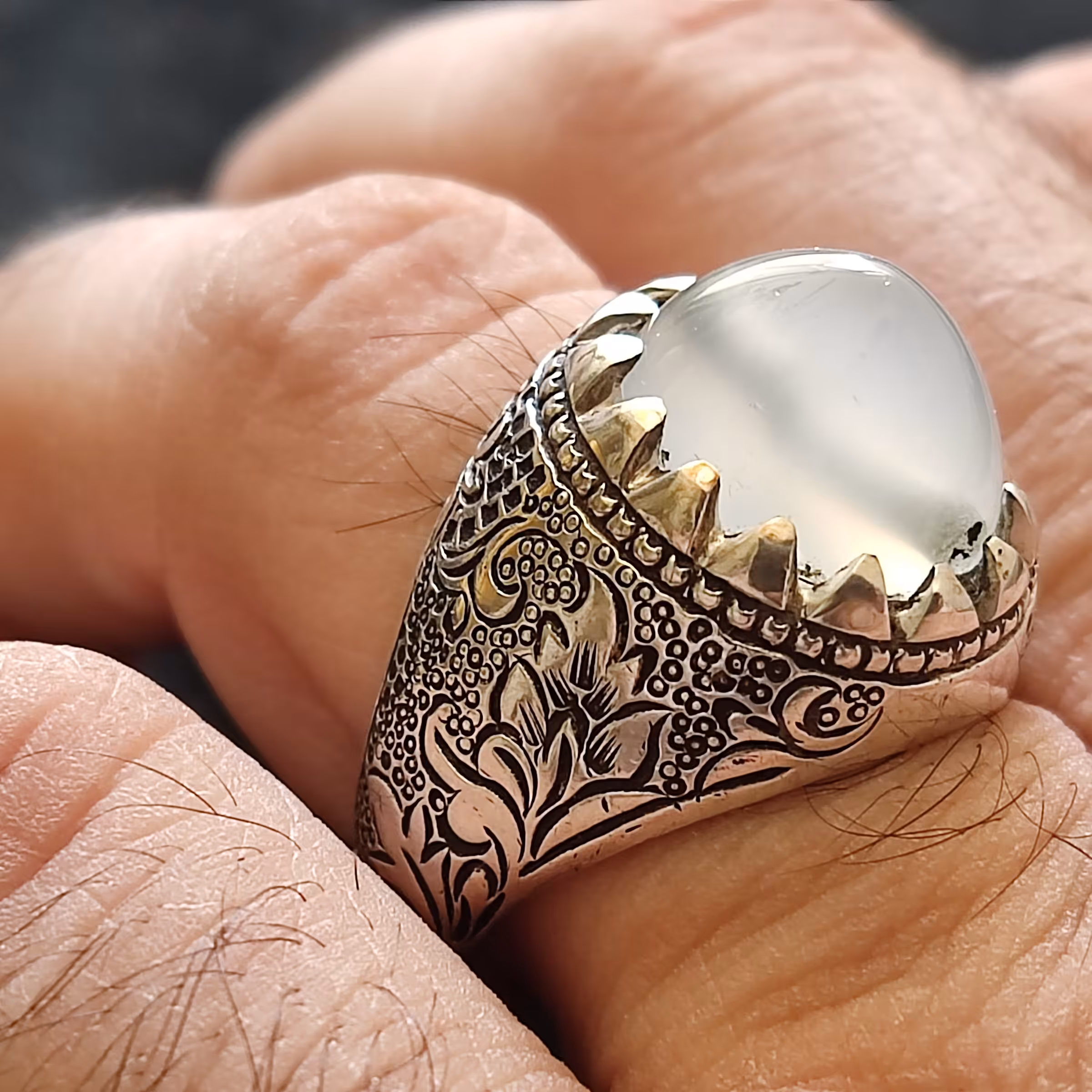 مهره کهنه سفید لامپی شفاف و کریستالی رکاب قلم زنی