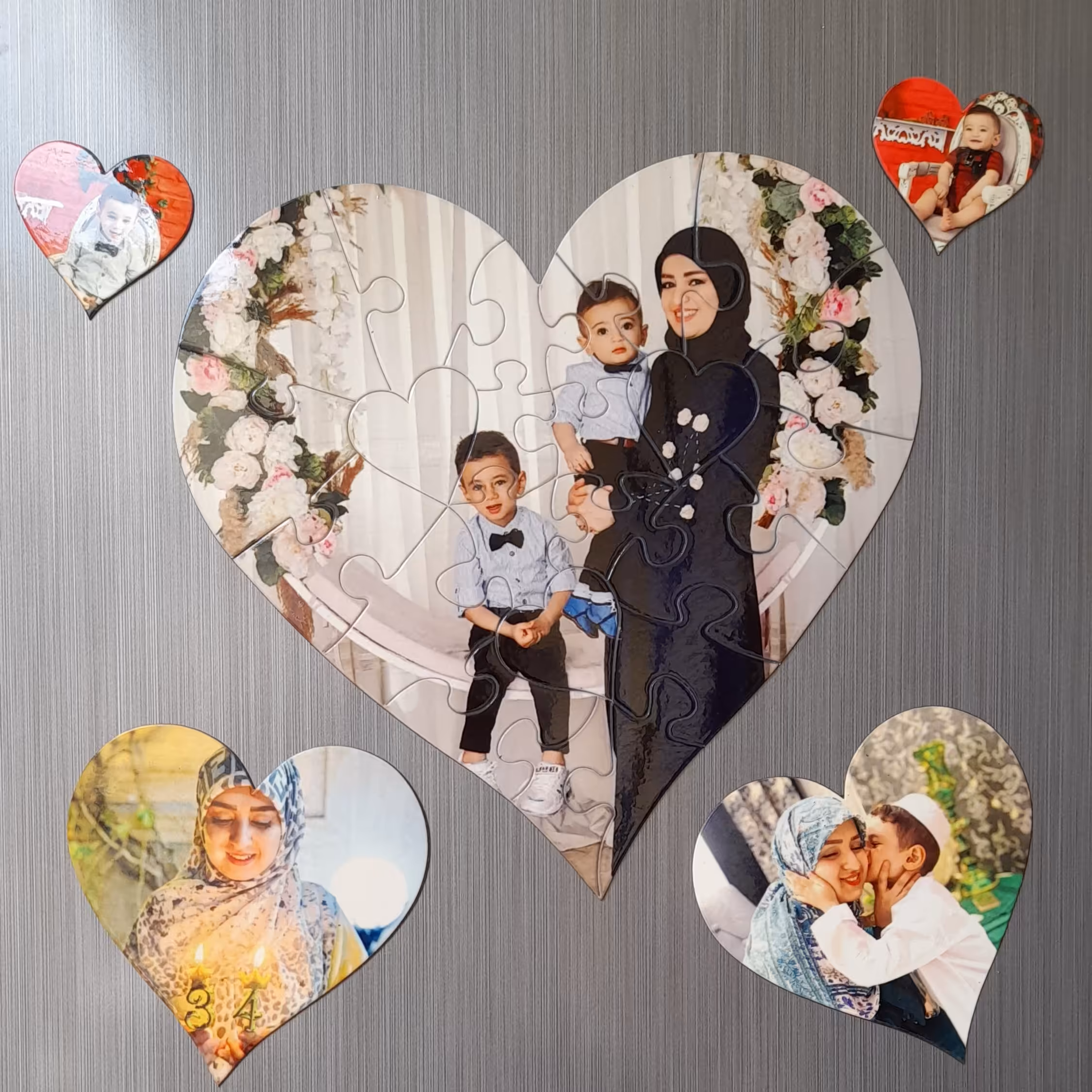 پازل قلبی مگنت رو یخچالی با عکس دلخواه شما سایز 16 در 16 به همراه 4 قلب تکی کوچک