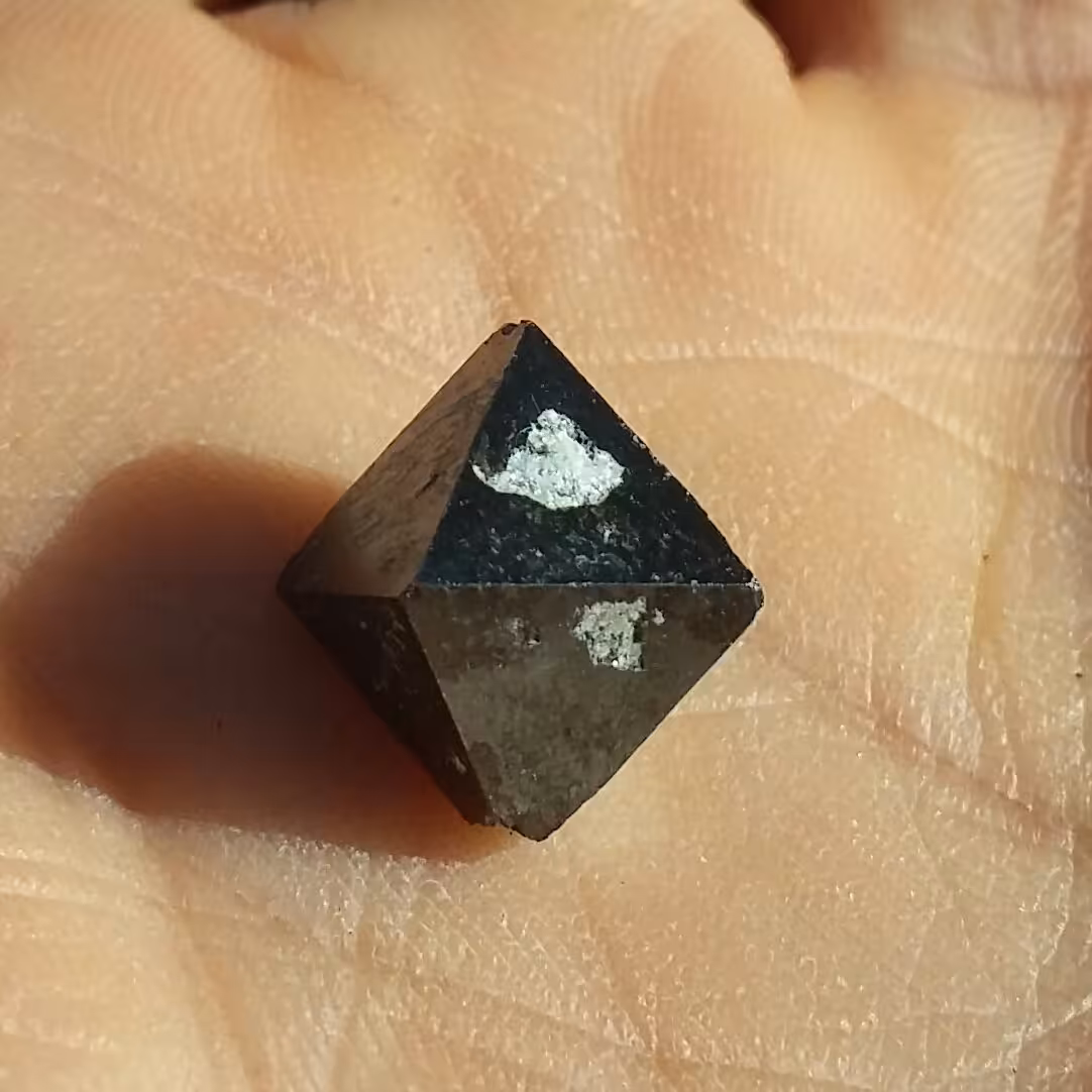 سنگ 100 در 100 طبیعی مگنتیت
شاهکار خلقت بدون دستکاری
سنگ بطور طبیعی دارای ضلع میباشد که همین امر باعث ارزشش میشه
کد 9025